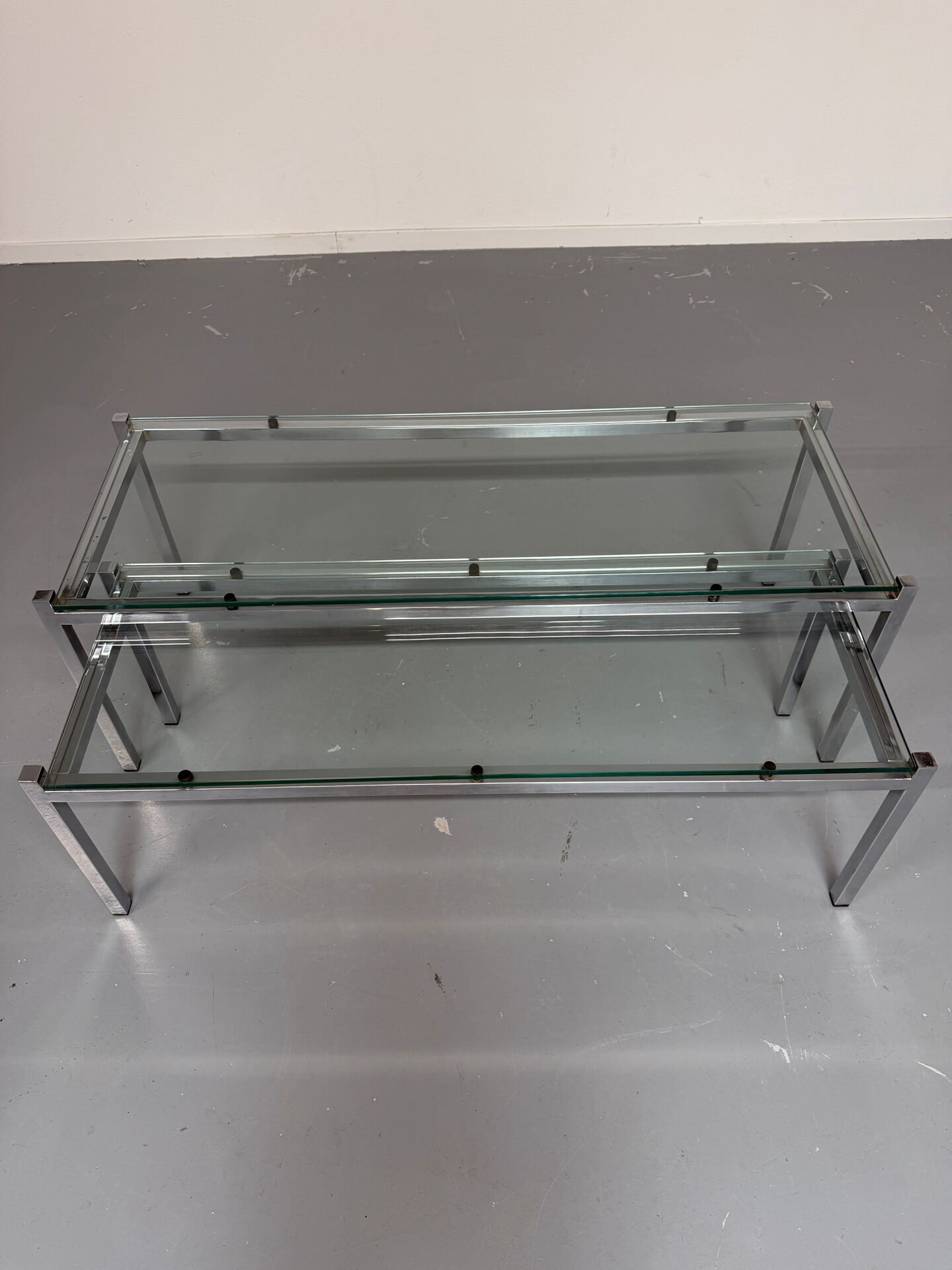 2 large nesting coffee tables in chrome and glass, 1970s design.
