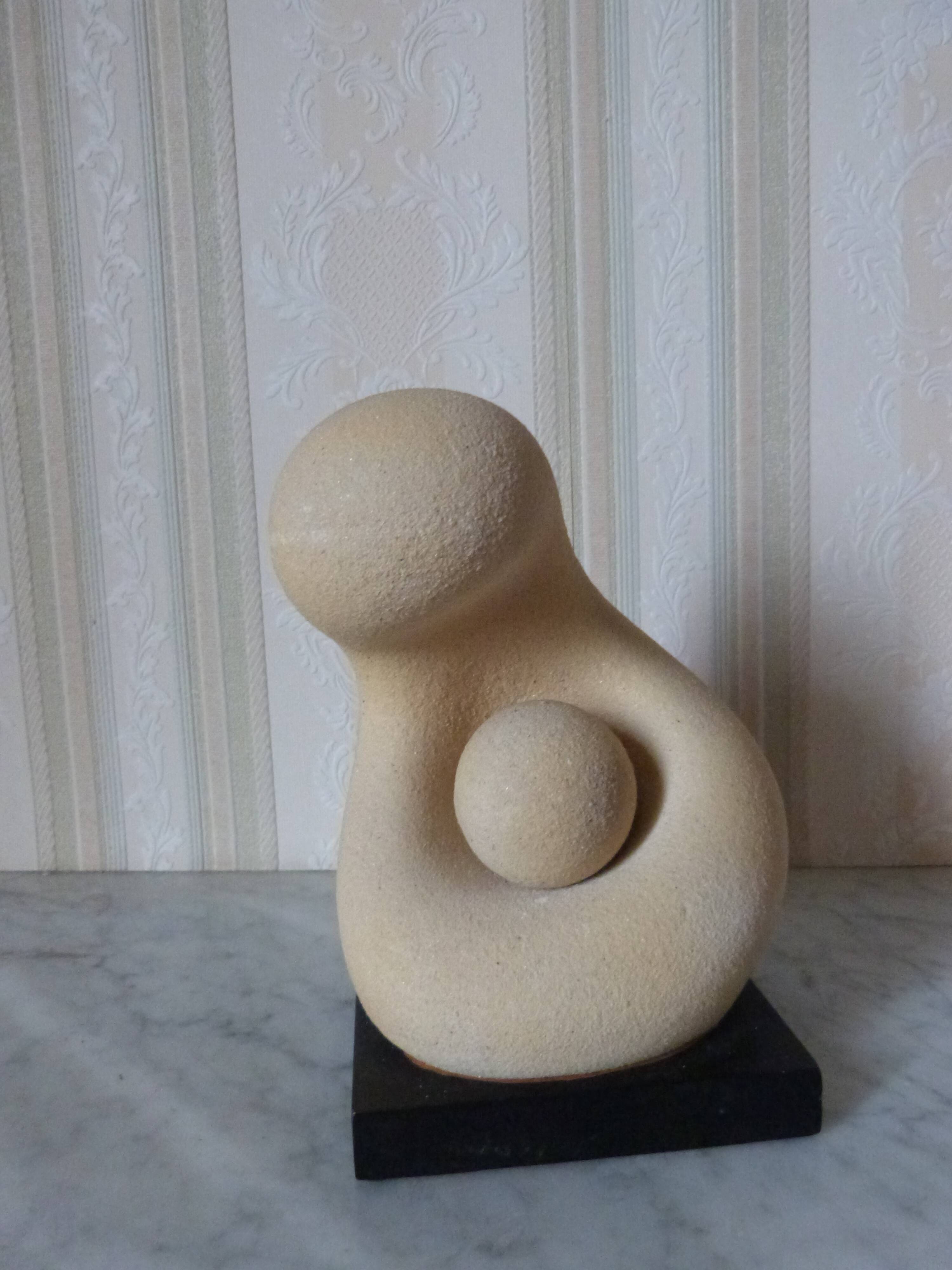 Sculpture moderne représentant la maternité