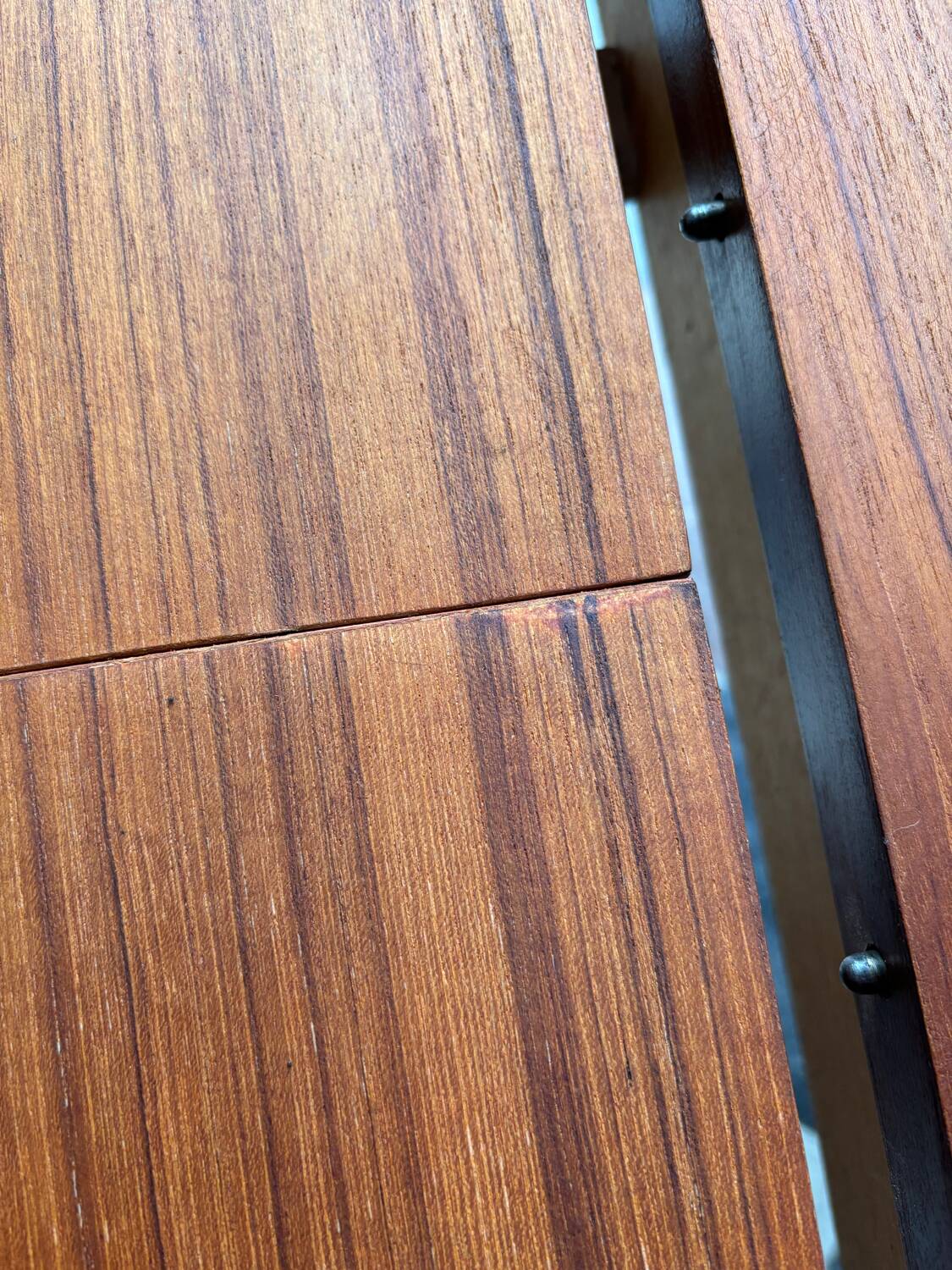 Extendable teak table