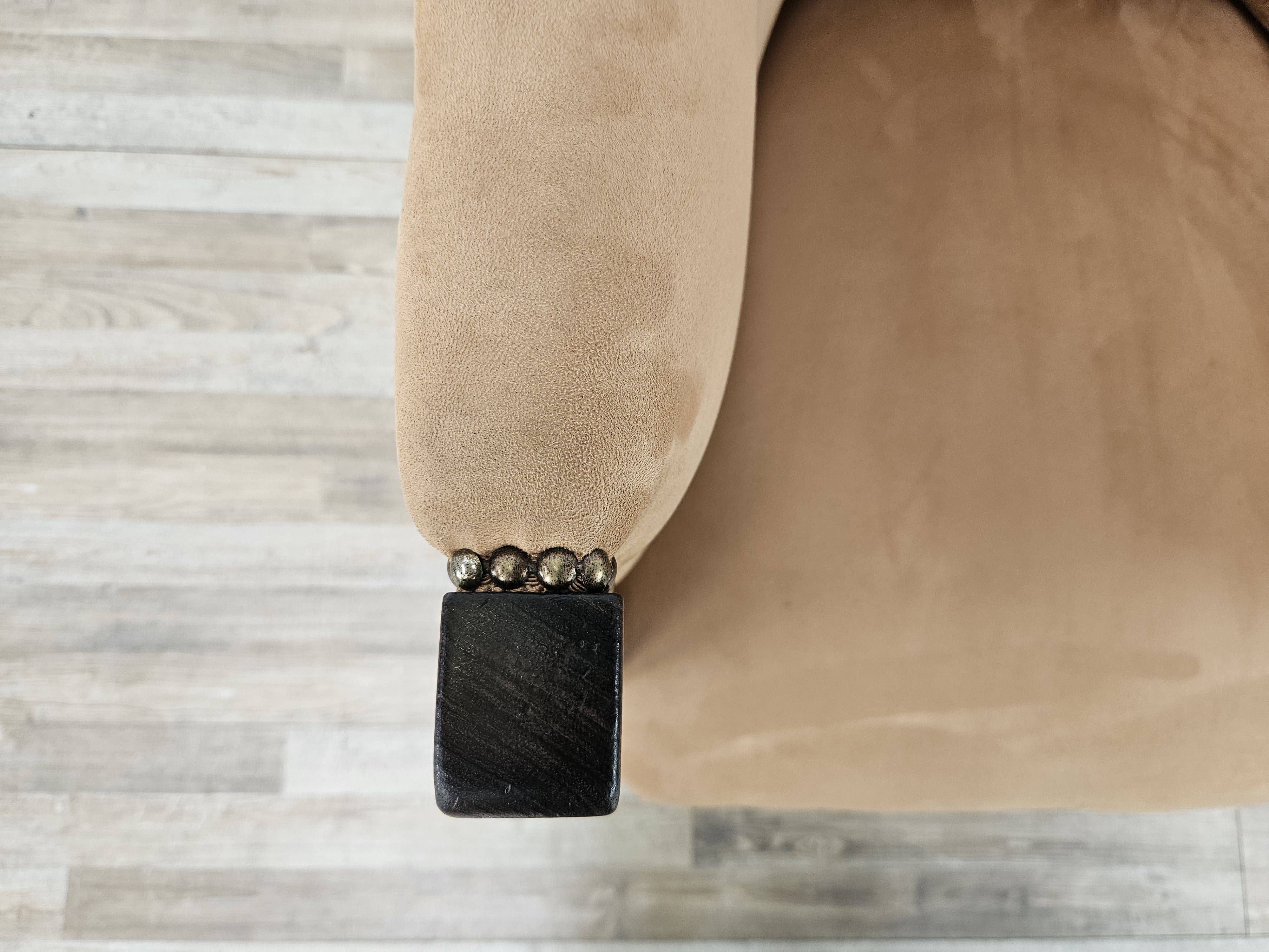 1940s Art Decò armchair in walnut and velvet