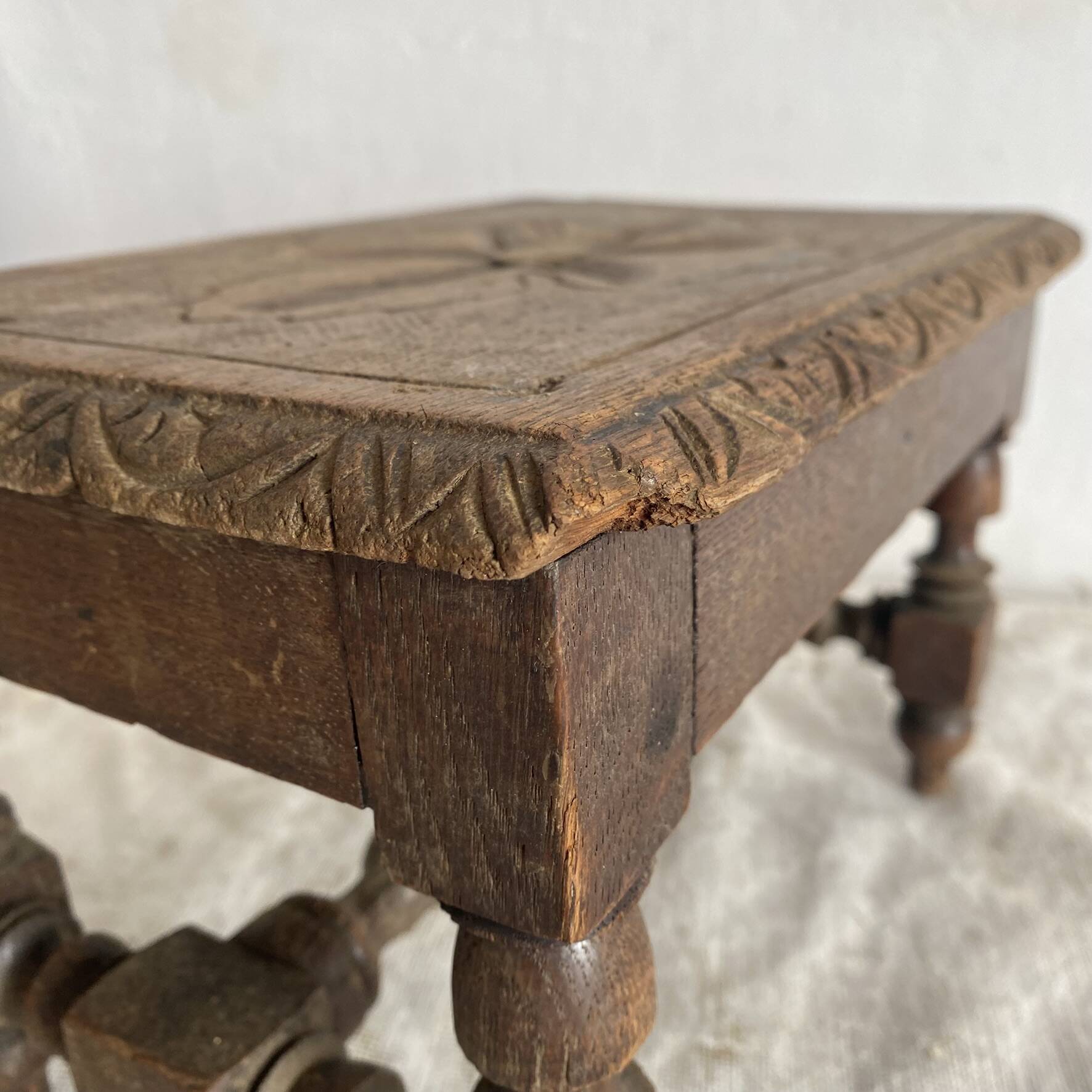 Ancien tabouret bas en bois tourné et gravé