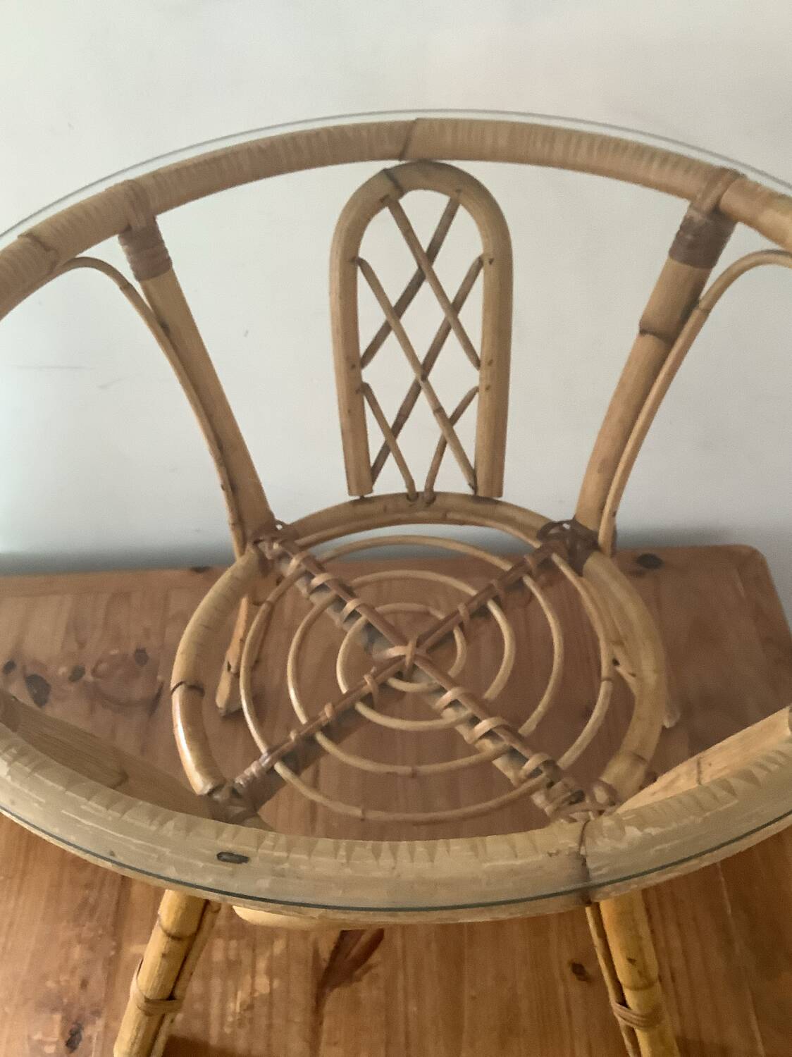 Table basse vintage en rotin et verre