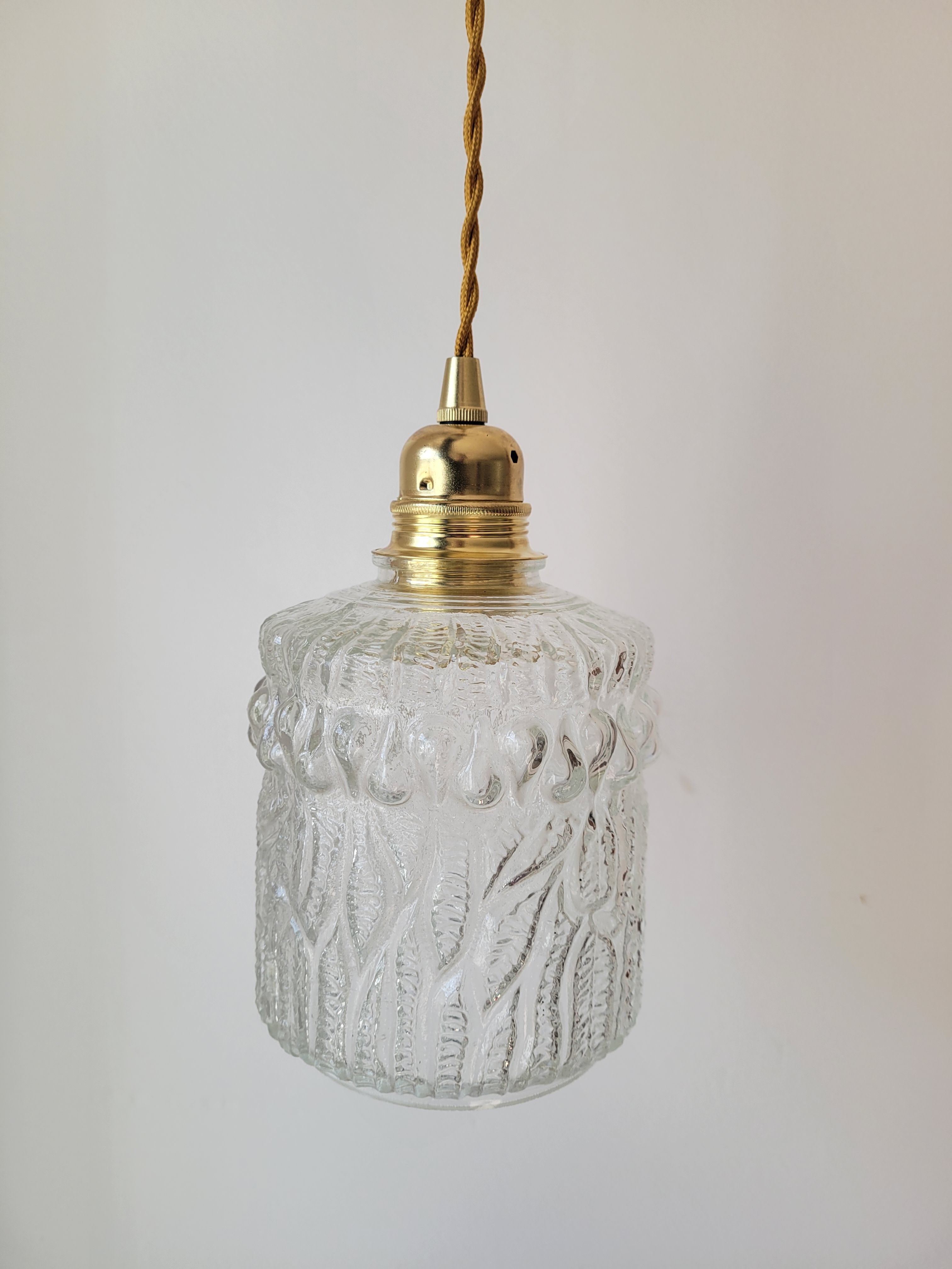 Suspension in scrambled molded glass