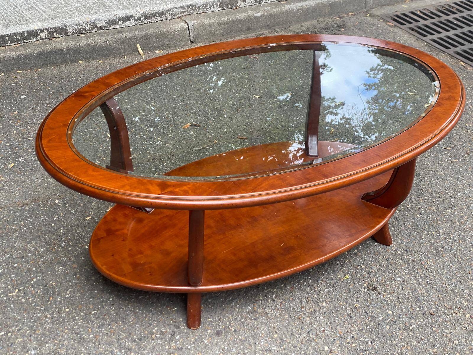Table basse ovale en bois massif et verre, années 90
