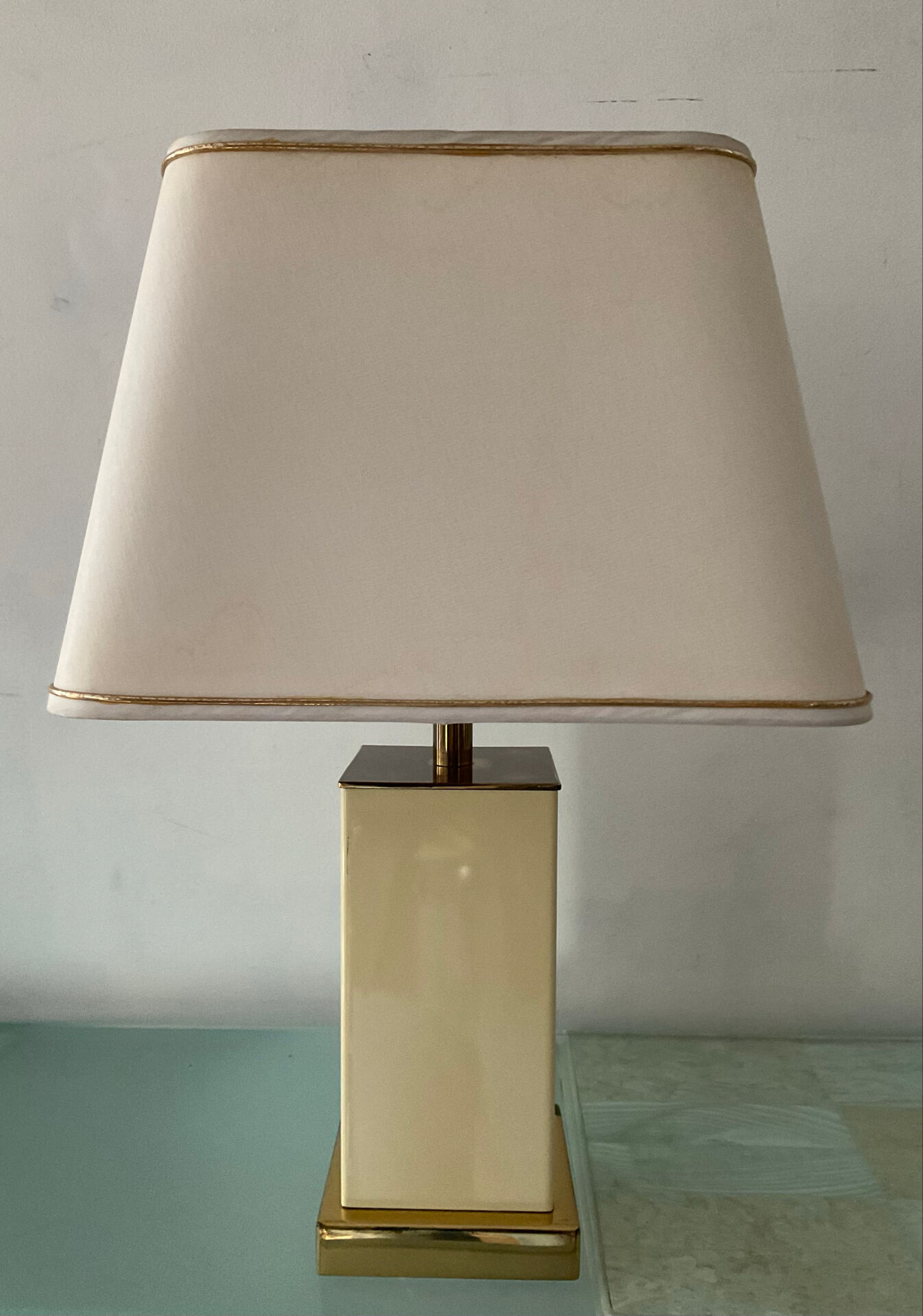 Hollywood Regency lamp in metal and brass from the 70s.