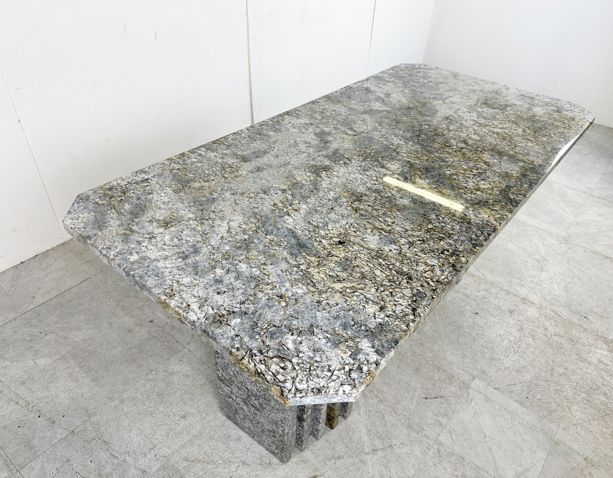 Table à manger vintage en granit, années 1970