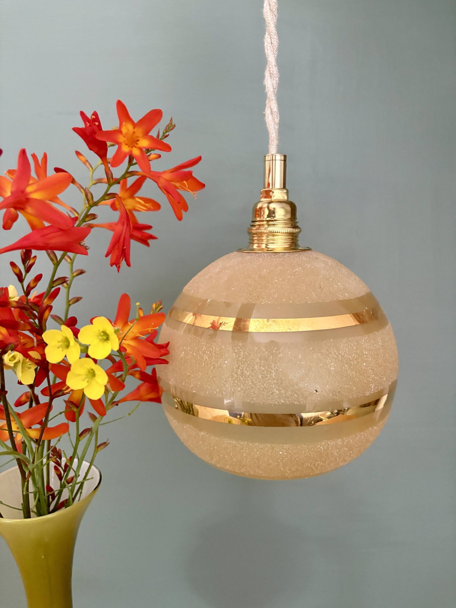 Suspension globe vintage en verre granité jaune et doré