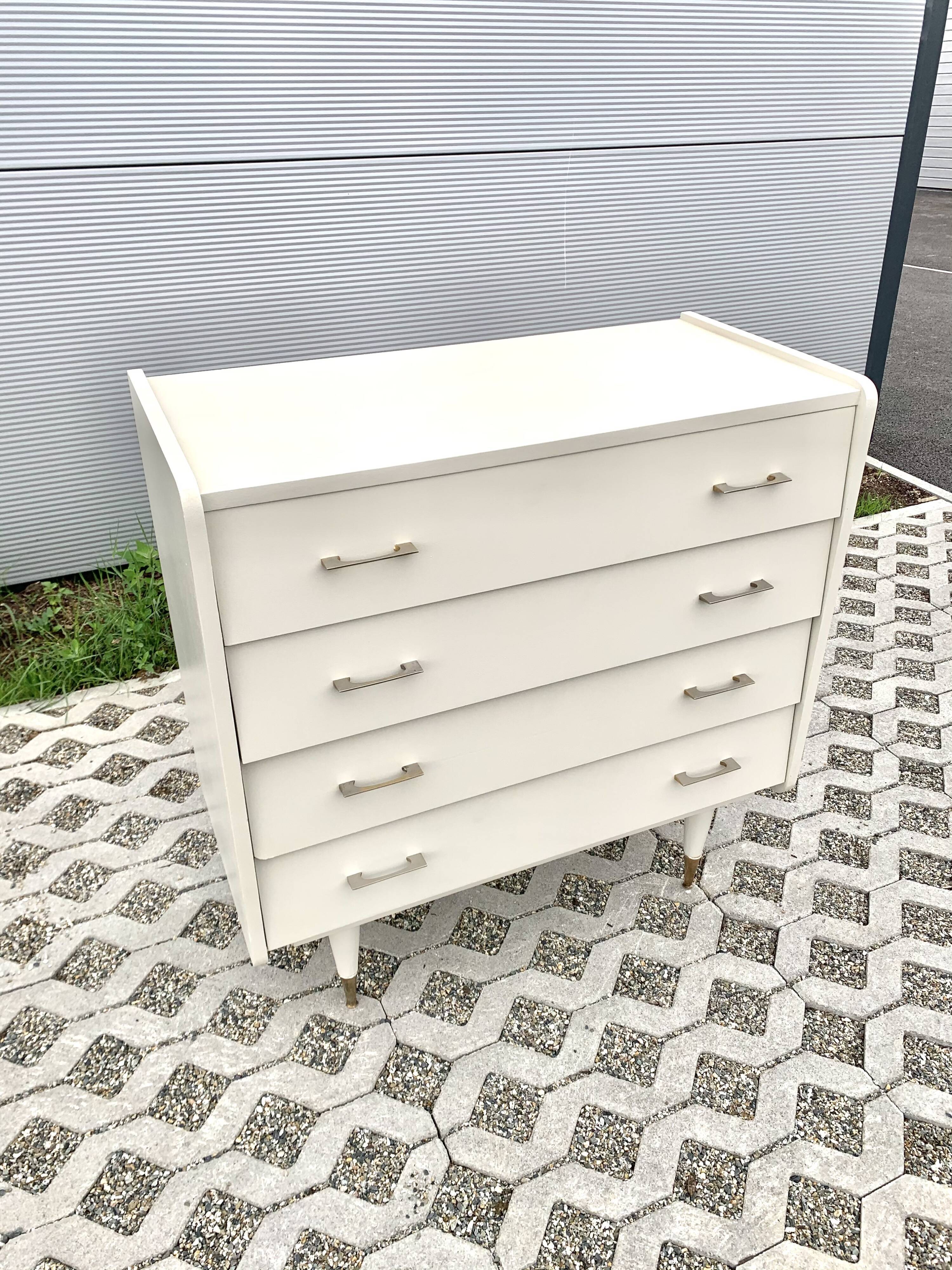 Commode pieds fuseaux