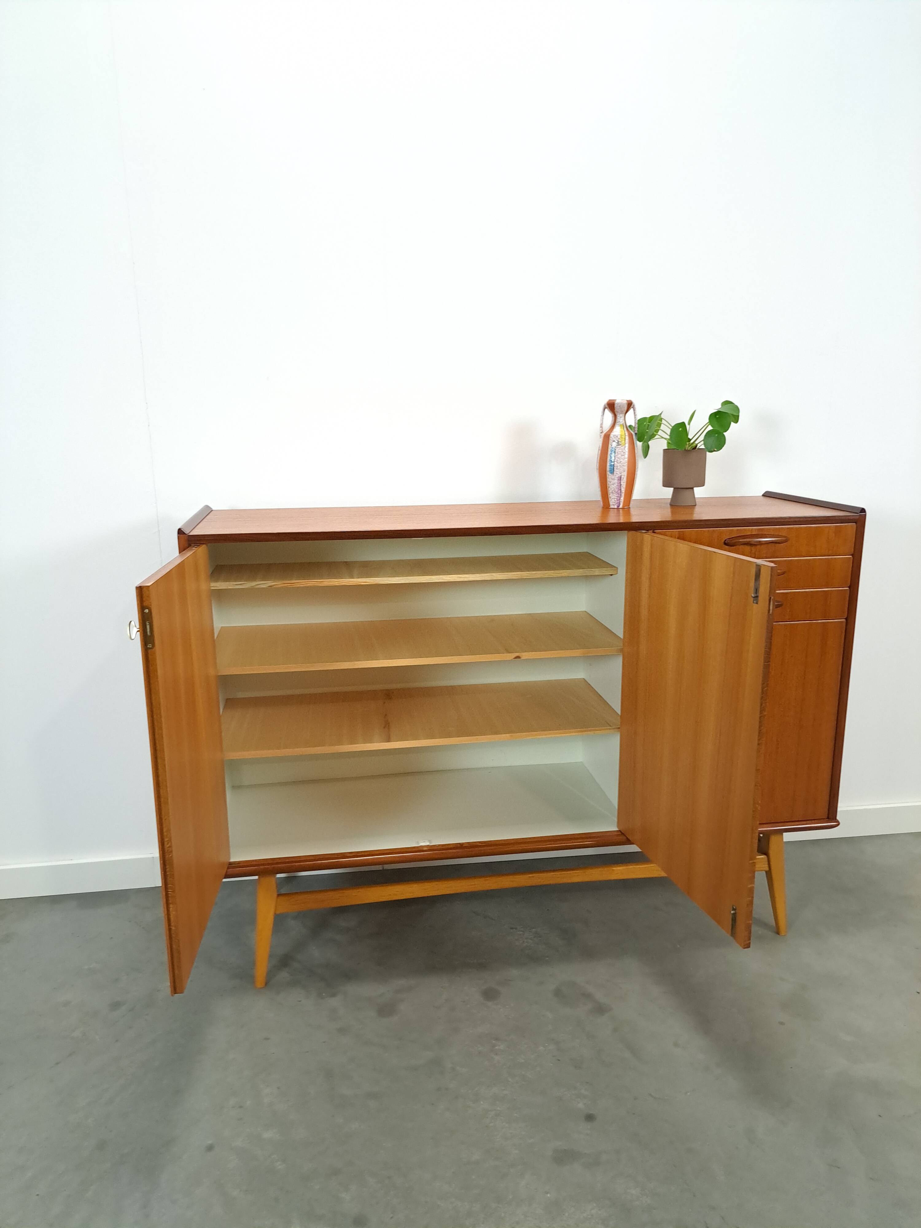 Teak kast met schuine poten en lades uit Zweden