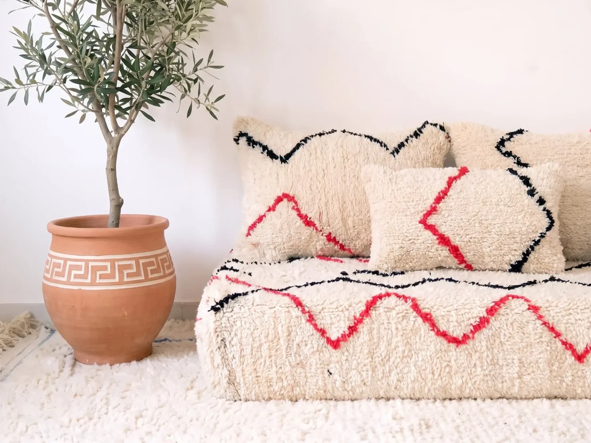 Canapé de sol en tapis Azilal fait main 180 cm avec coussins moelleux