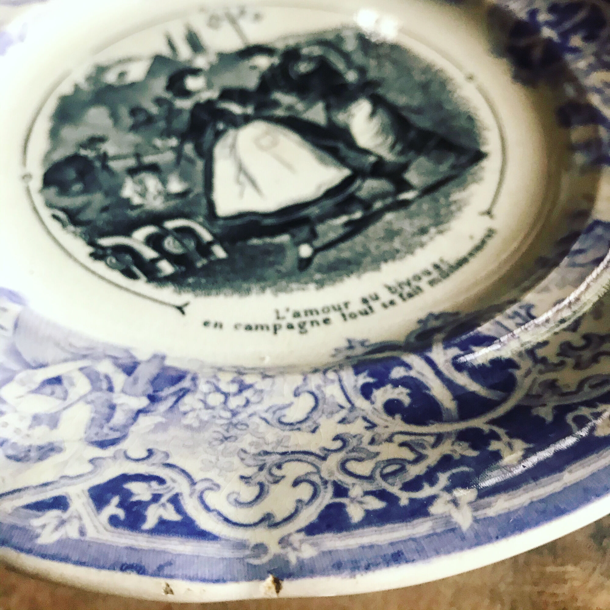 Old talking plate. Opaque from Sarreguemines. 19th century. Violet, black and white. Militaria. Love