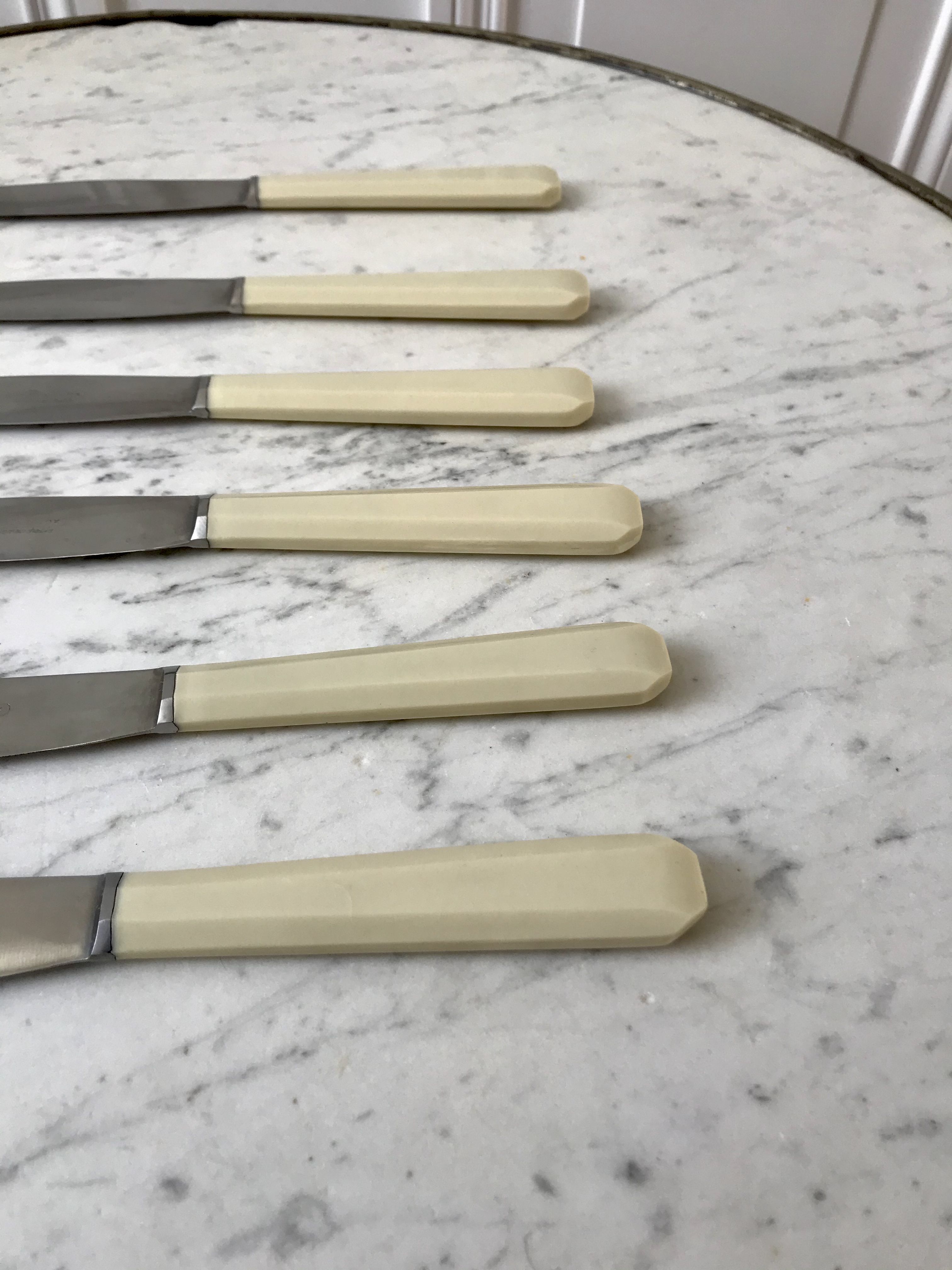 Lot de 6 couteaux en bakélite blancs coutellerie d'Arles années 60