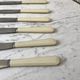 Lot de 6 couteaux en bakélite blancs coutellerie d'Arles années 60