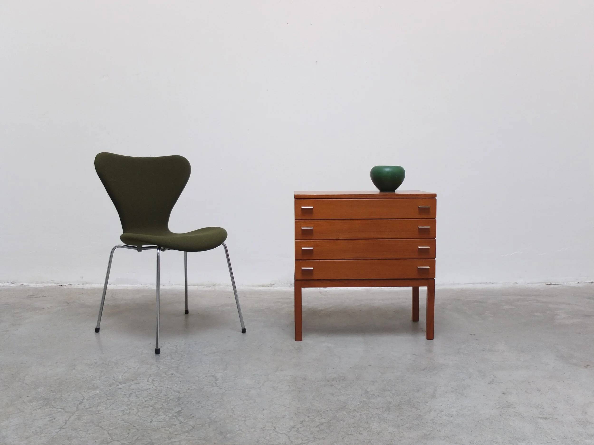 Commode suédoise en teck avec poignées en métal, années 1970