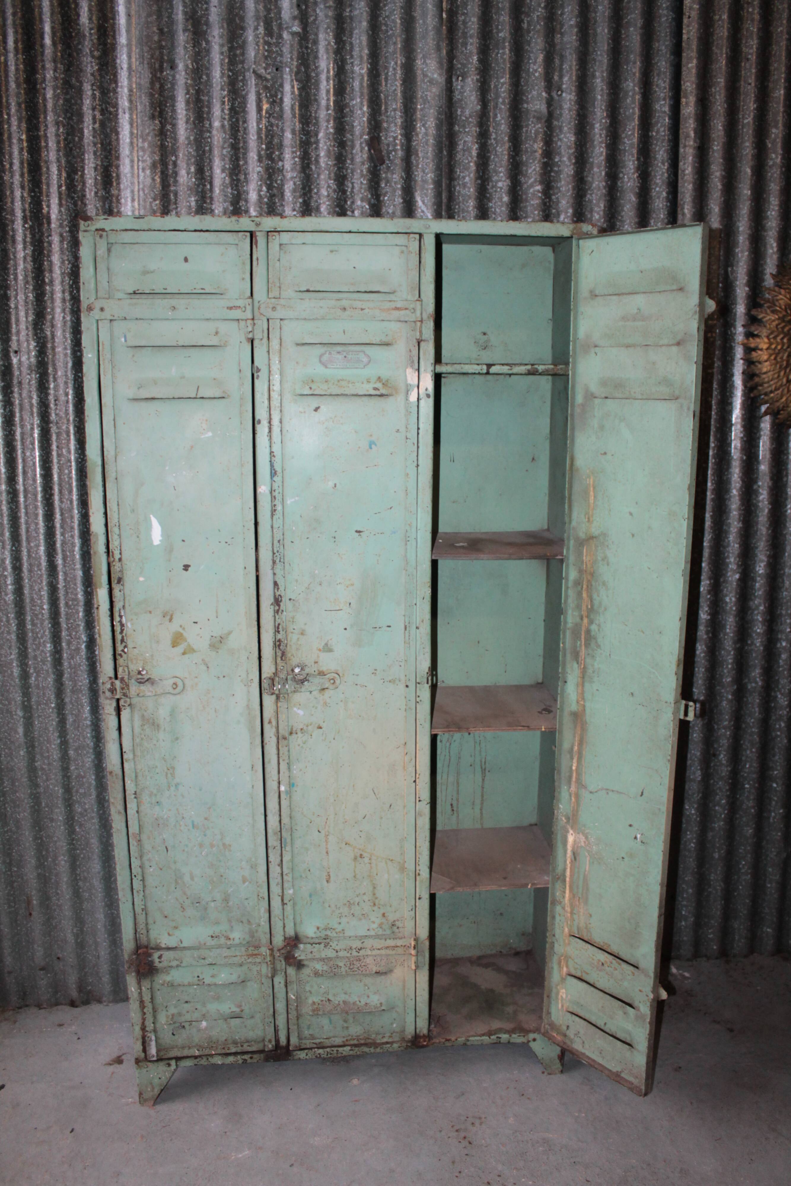 Metal cabinet, 3 door lockers