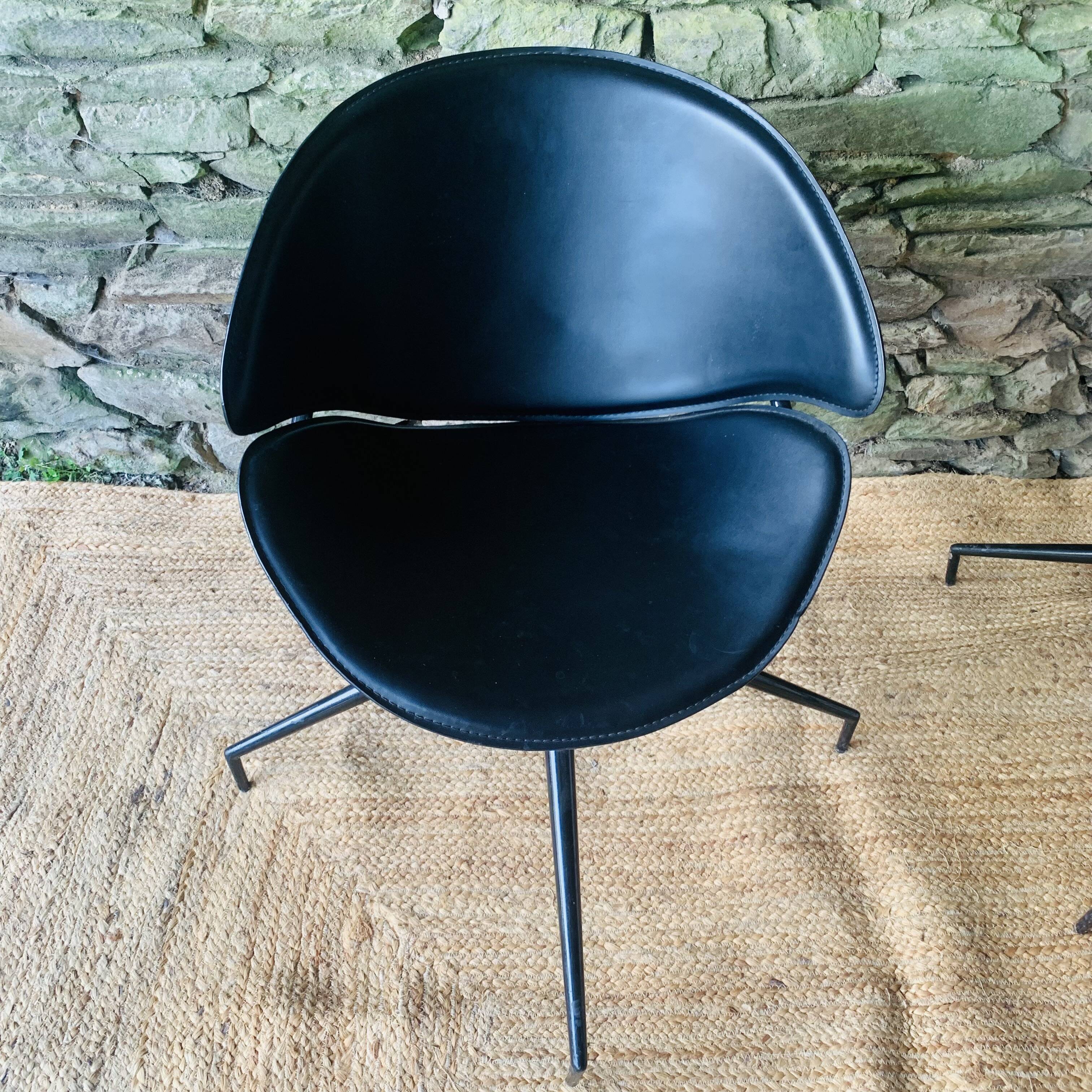 Paire de fauteuils pivotants modernistes en cuir noir