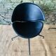 Paire de fauteuils pivotants modernistes en cuir noir