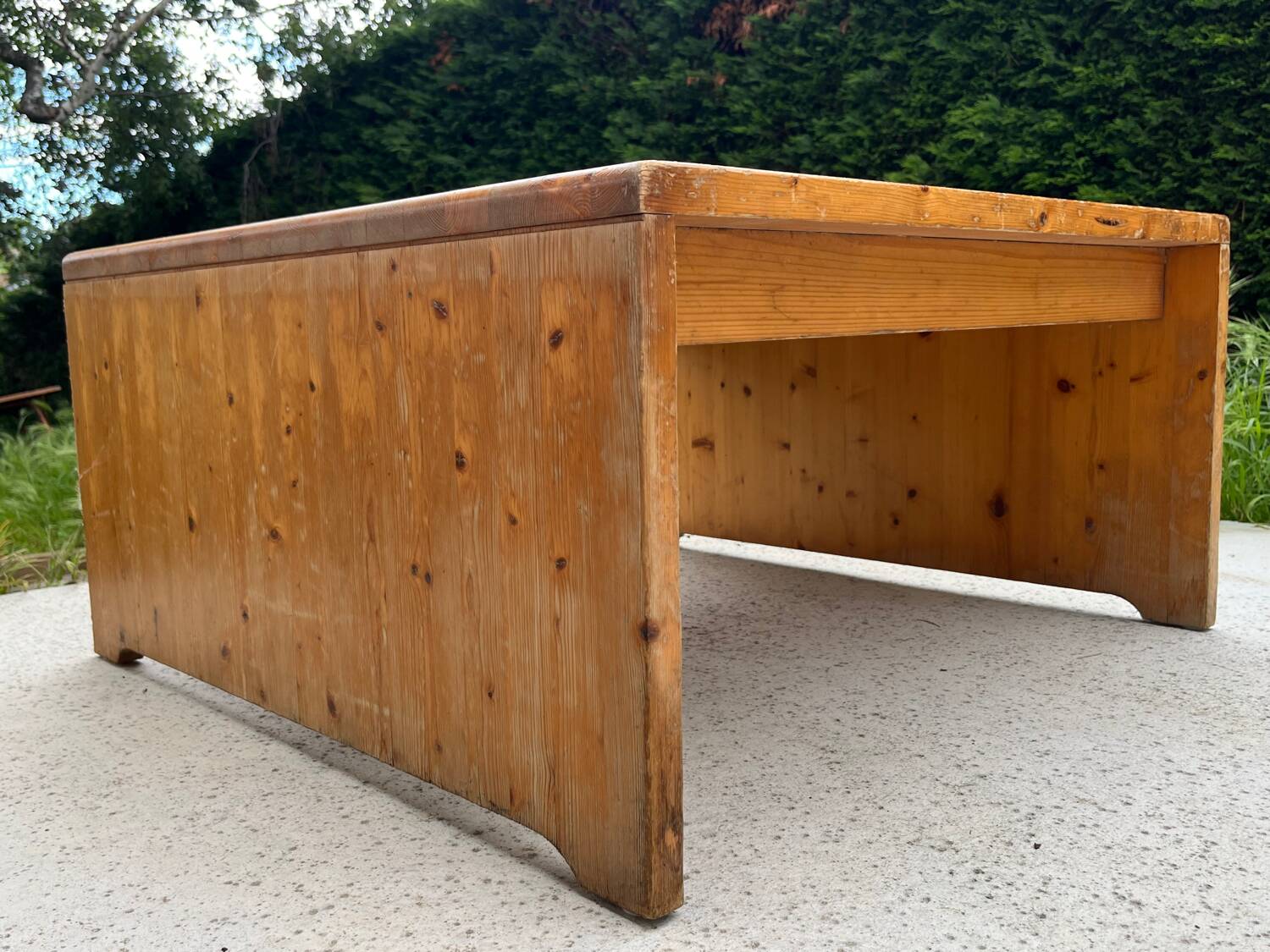 Coffee table and 4 stools set les arcs 1800 by Charlotte Perriand