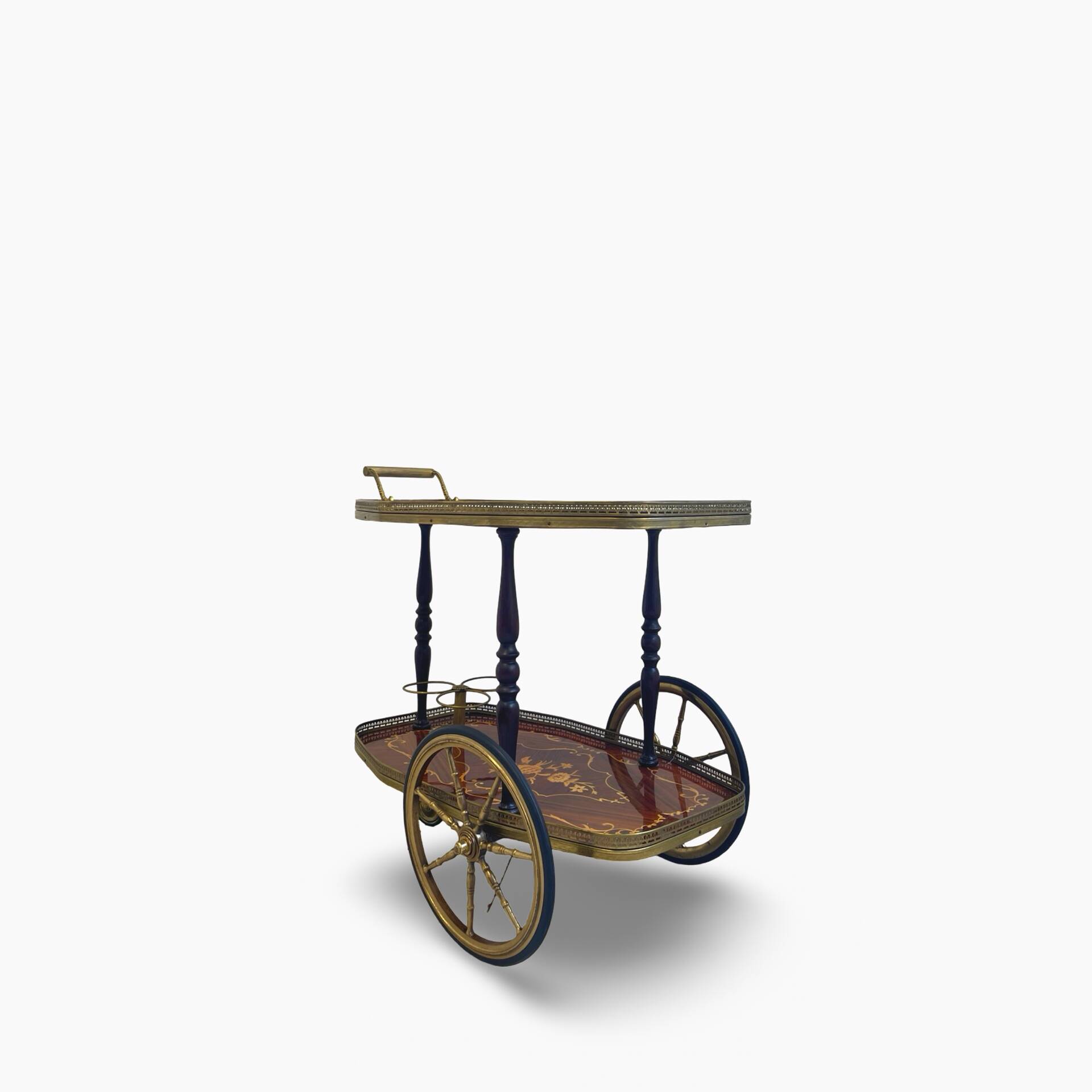 Chariot de bar en marqueterie de style Hollywood Regency italien présente des motifs floraux complexes.