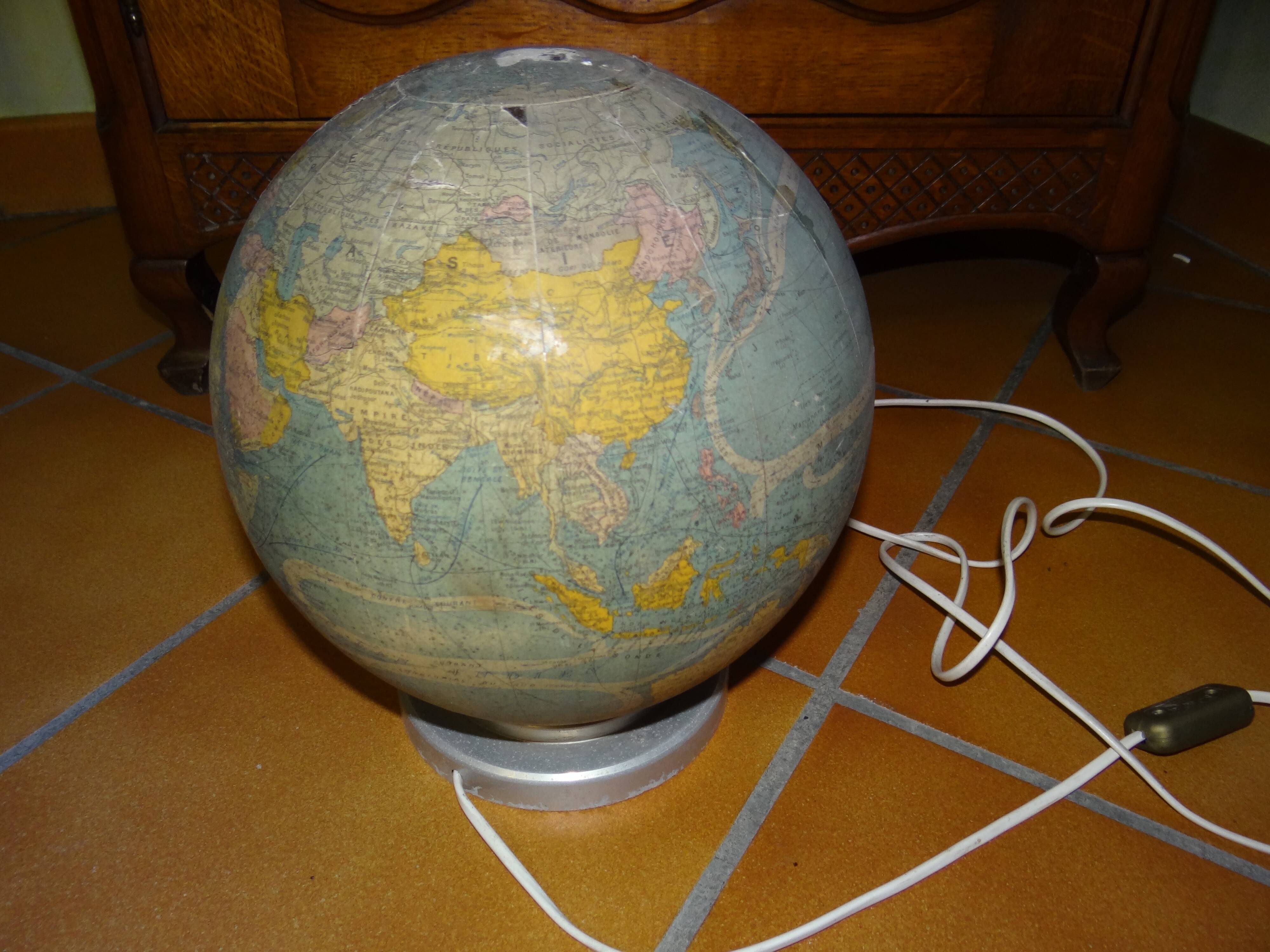 Perrina 1950 glass globe