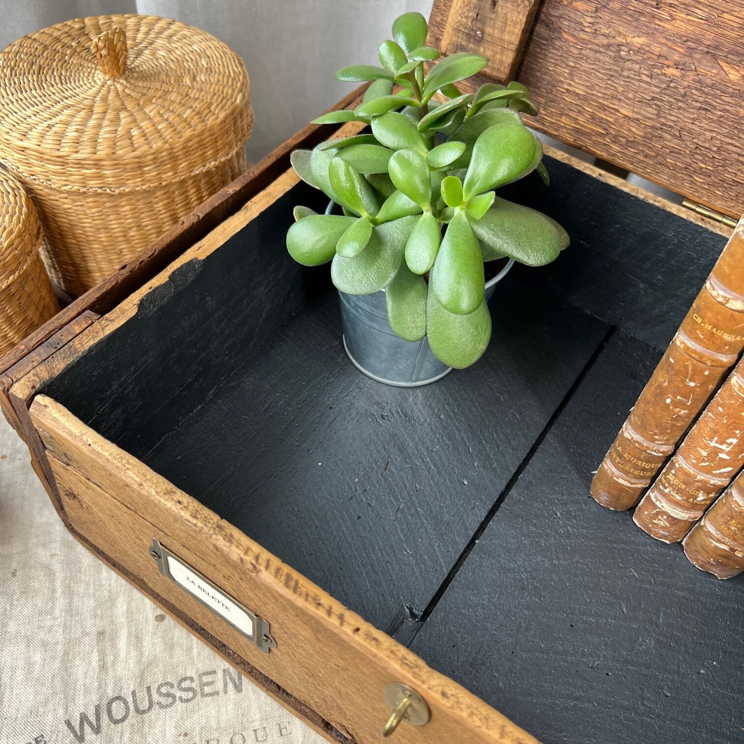 Raw wooden box “The weasel & the hedgehog”