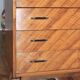 Commode en bois pieds compas