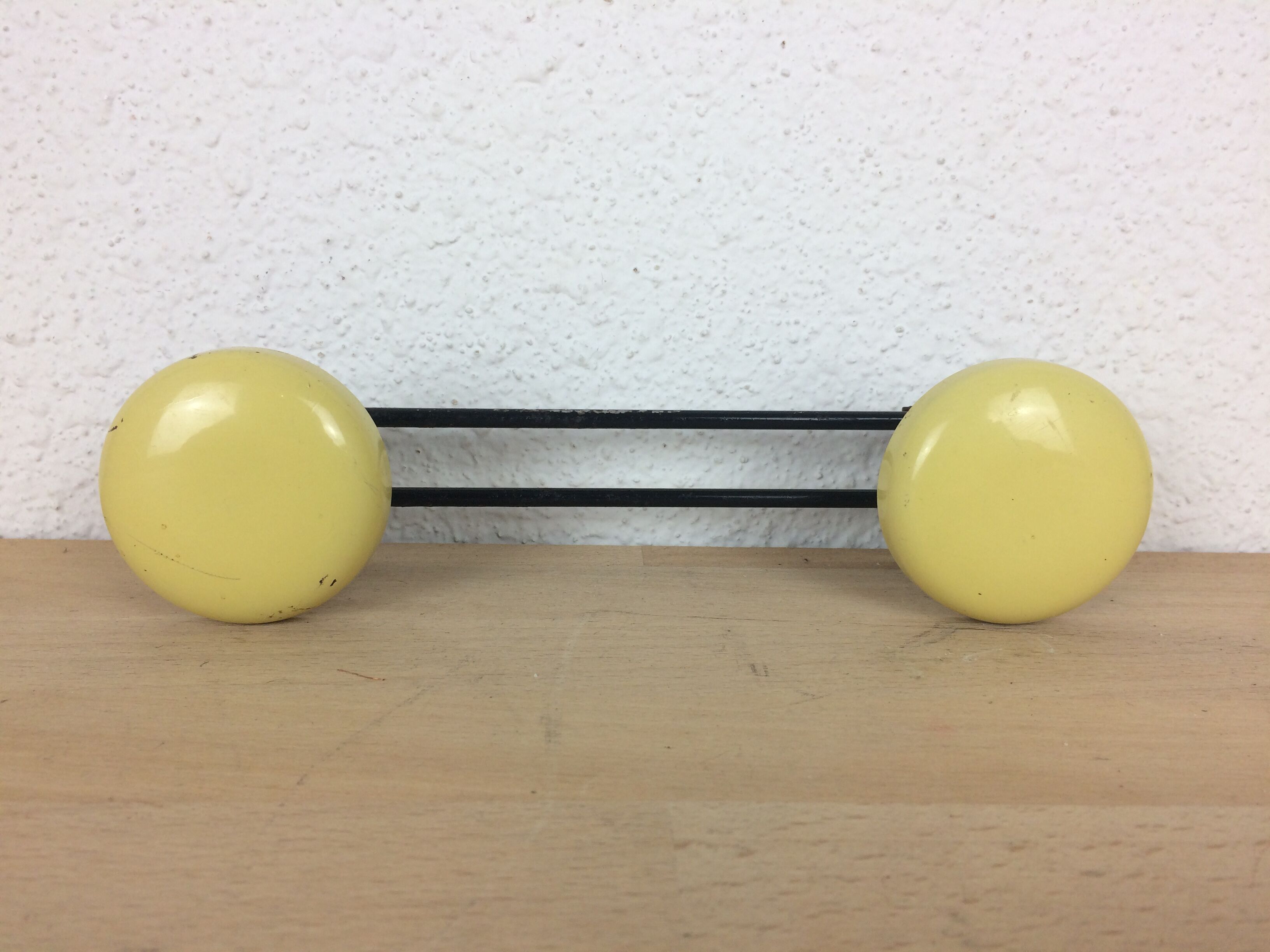 Double wall hook vintage yellow balls