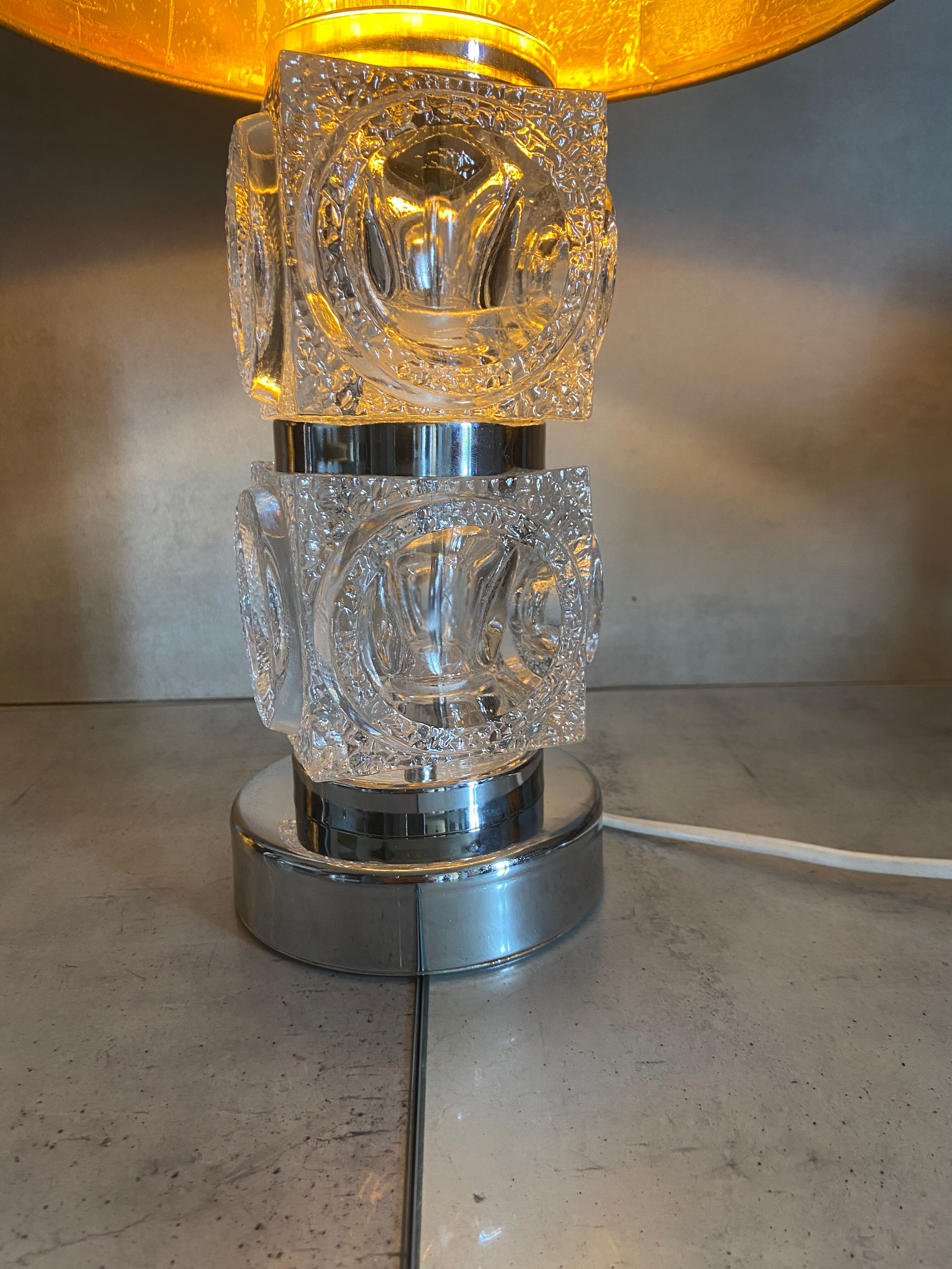 Lampe de table moderniste en verre texturé et chrome Peill & P