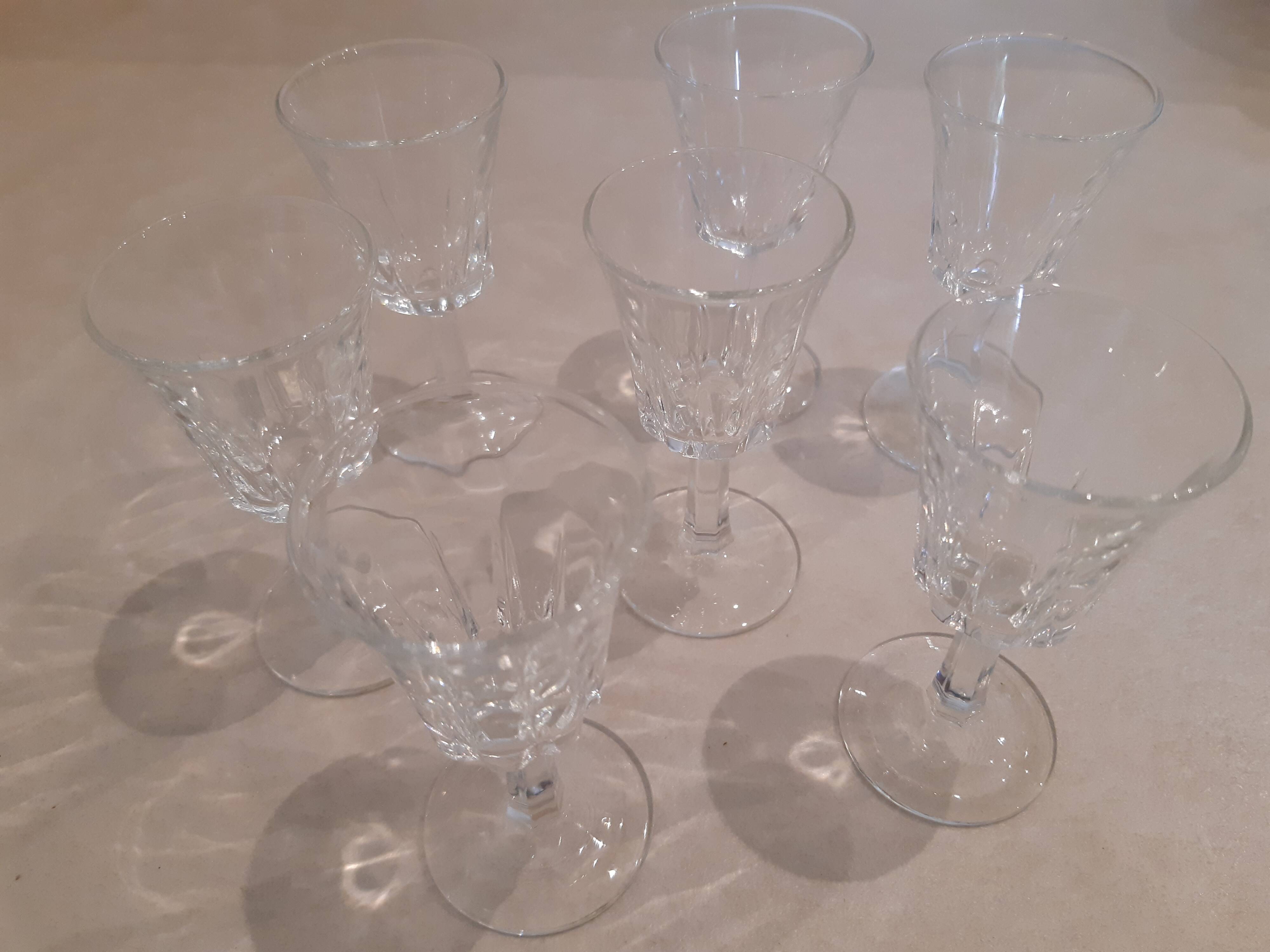 Lot de 7 petits verres à pied ciselés