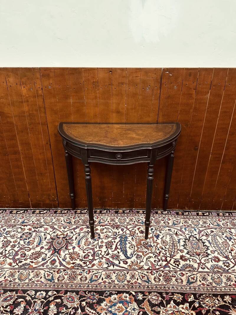 Classic black English Sidetable with leather top