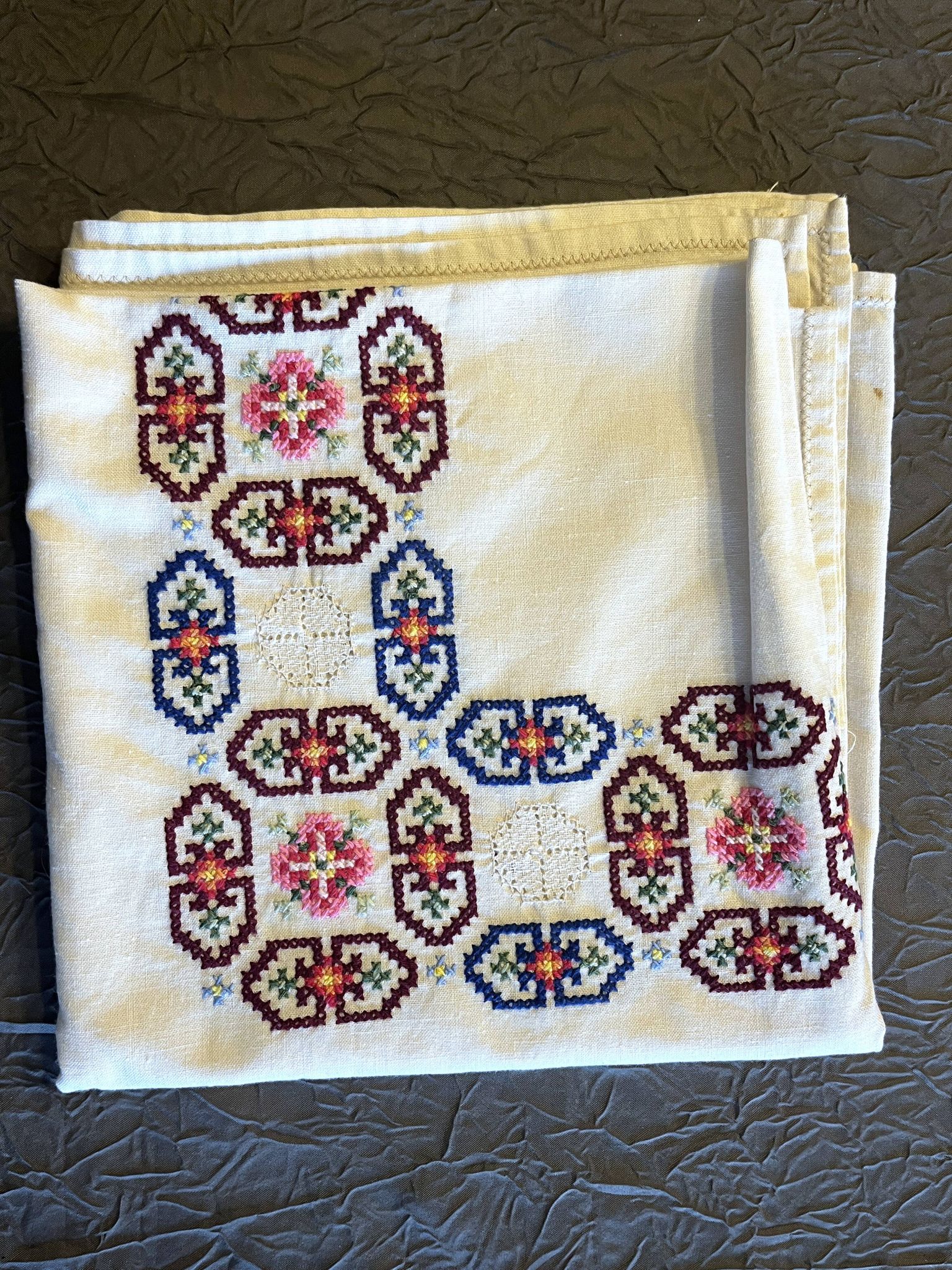 Linge de maison, nappe à thé brodée 6 serviettes vers 1960