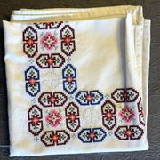 Linge de maison, nappe à thé brodée 6 serviettes vers 1960