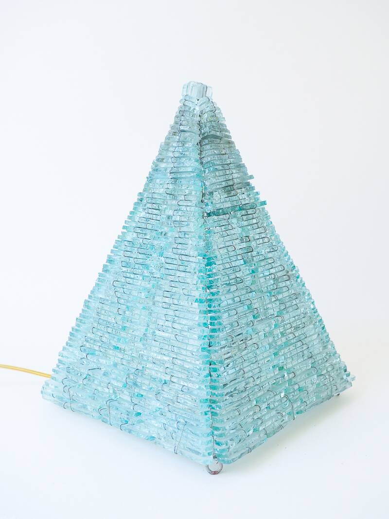 Large vintage pyramid lamp in metal and glass – Sculptural design from the year