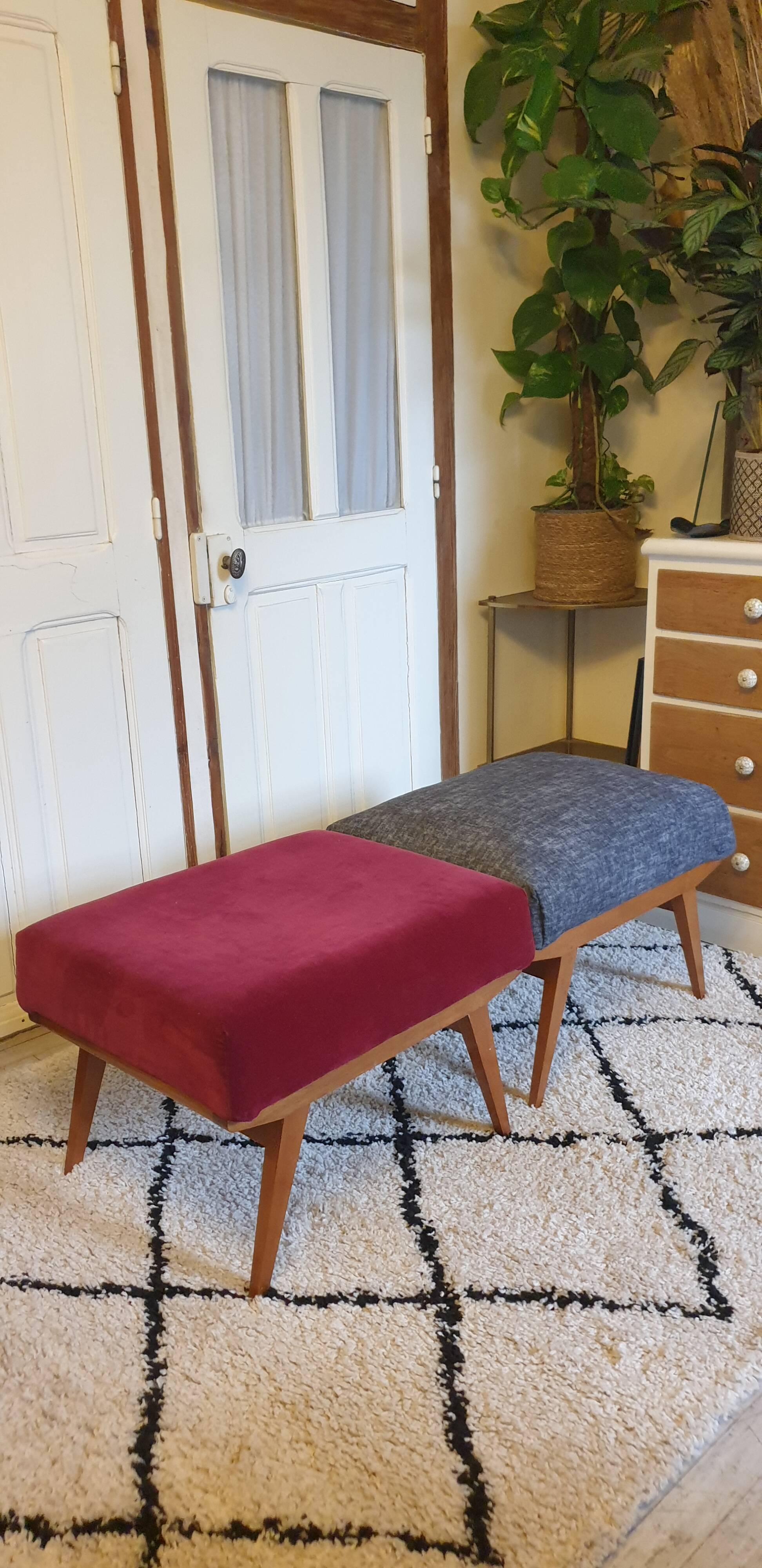 Gray compass foot pouf bench