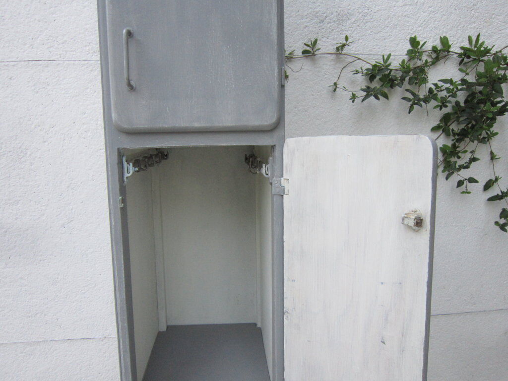 Boarding wooden wardrobe closet