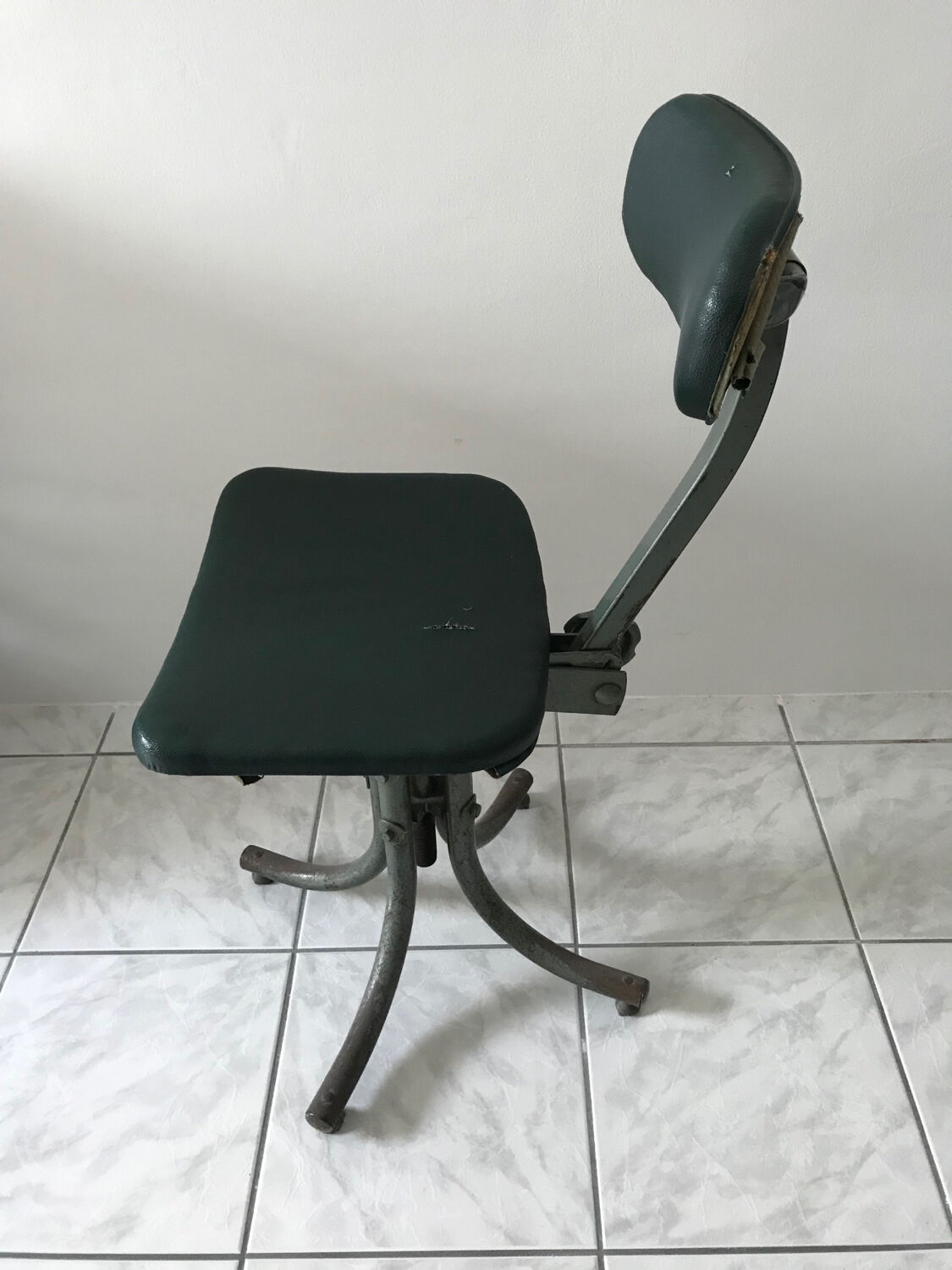 Bienaise 52 industrial chair