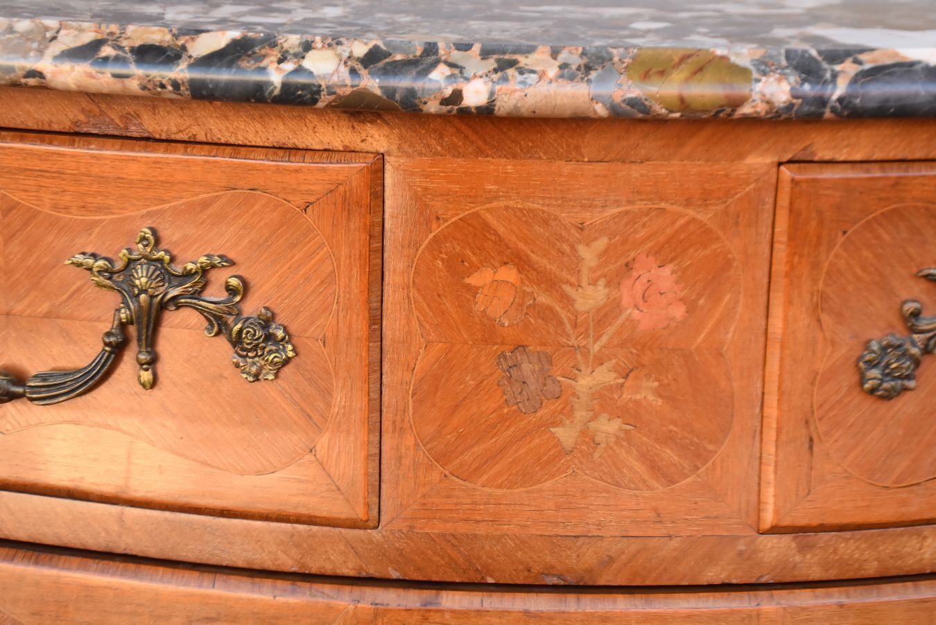 Commode sauteuse Louis XV bois de rose