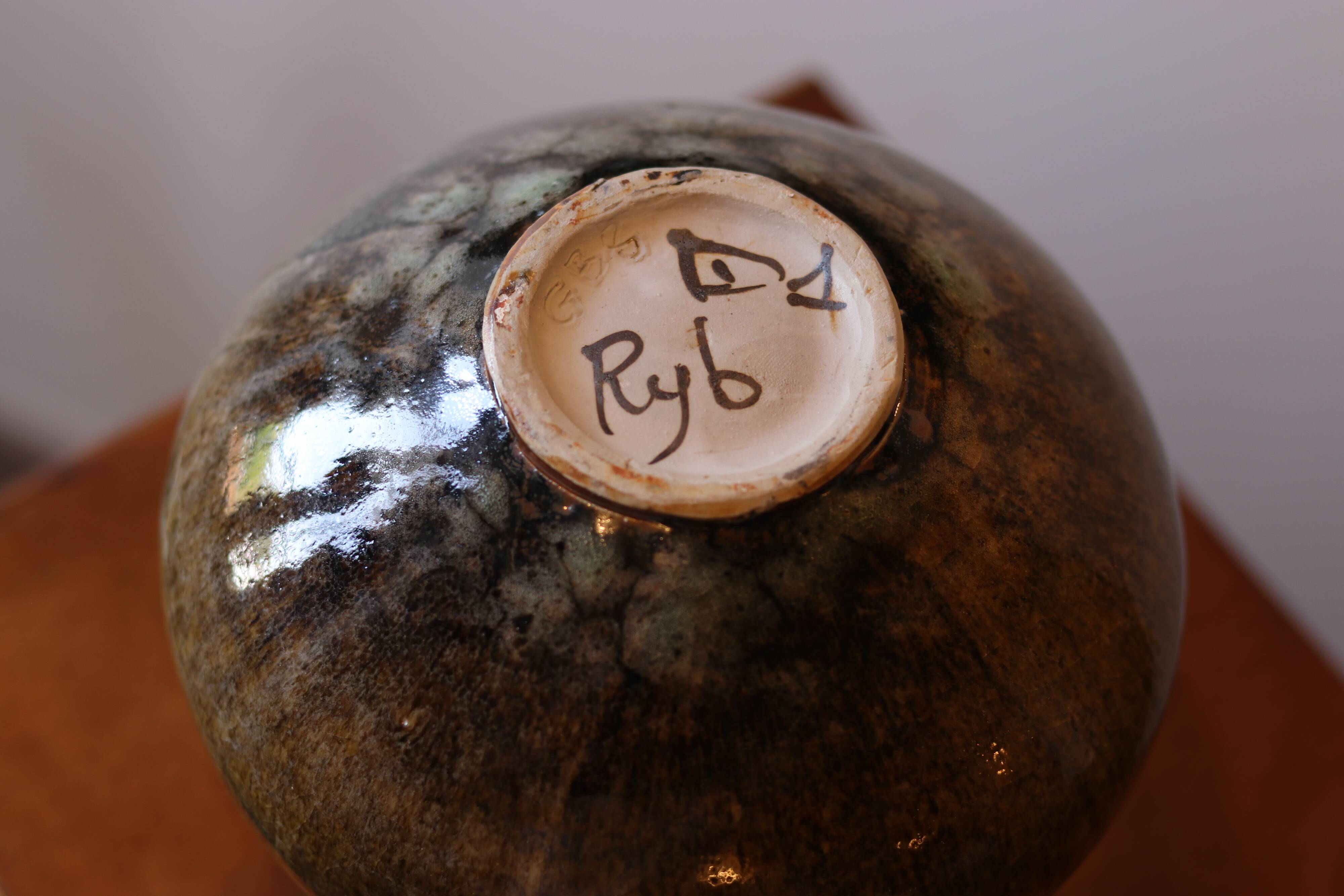 Vase en grès émaillé signé par le céramiste français Yves Rybczynski,