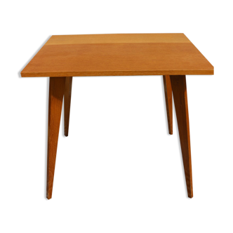 Table d'appoint de style scandinave à pieds en fuseaux