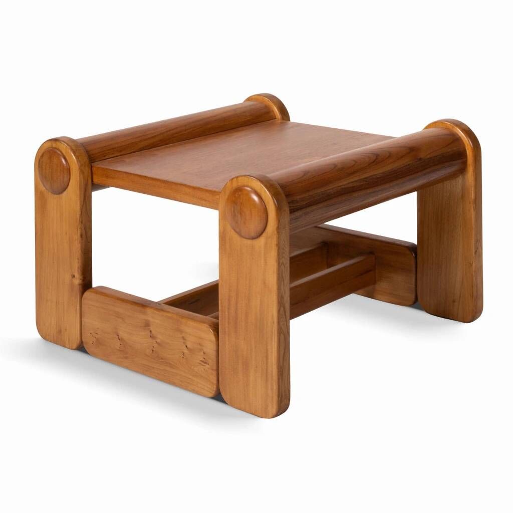 Table basse en bois avec un design géométrique