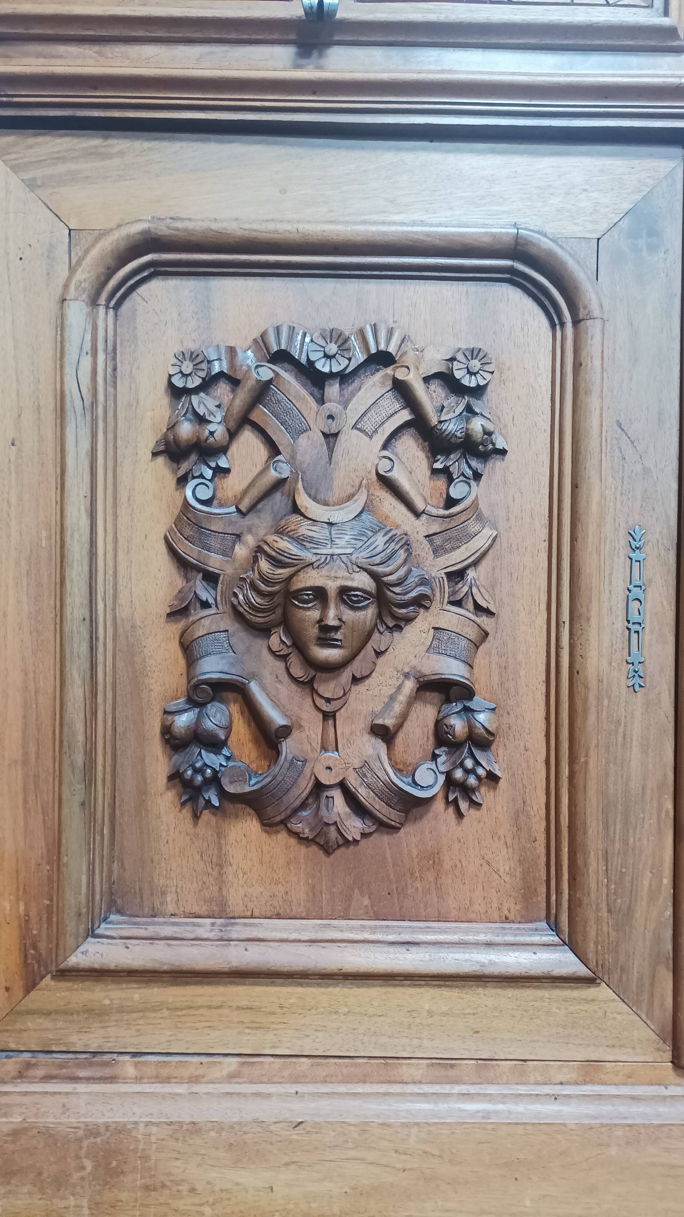 Buffet Saint Hubert en noyer époque 19ème