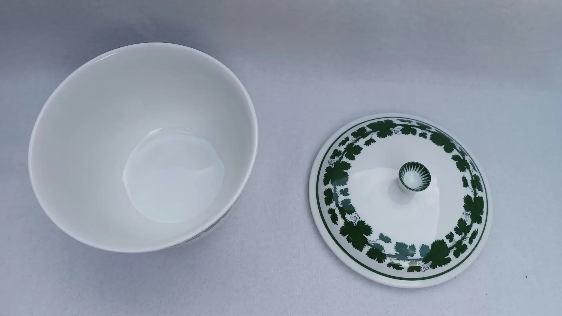 Vintage Meissen porcelain bonbonniere / lidded sugar bowl with vine leaf design, 1930s