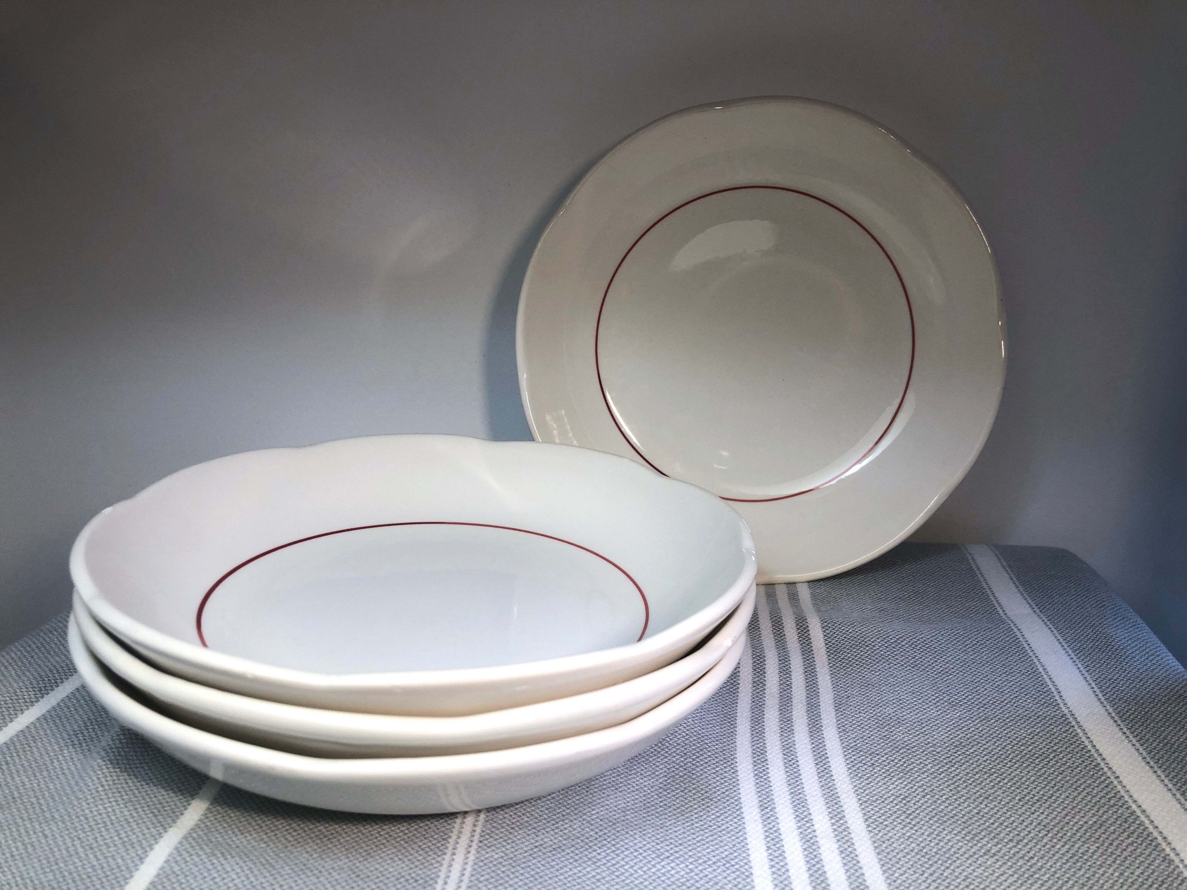 Hollow plates and vintage dessert Cream Raspberry Line