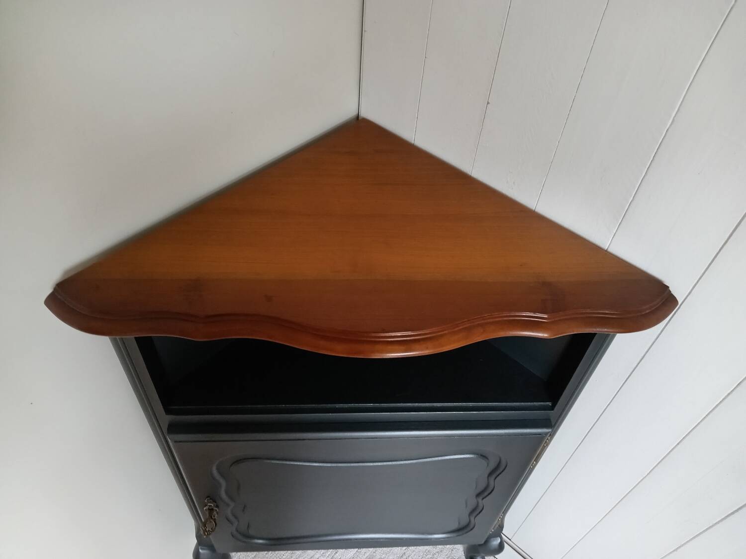 Corner cabinet