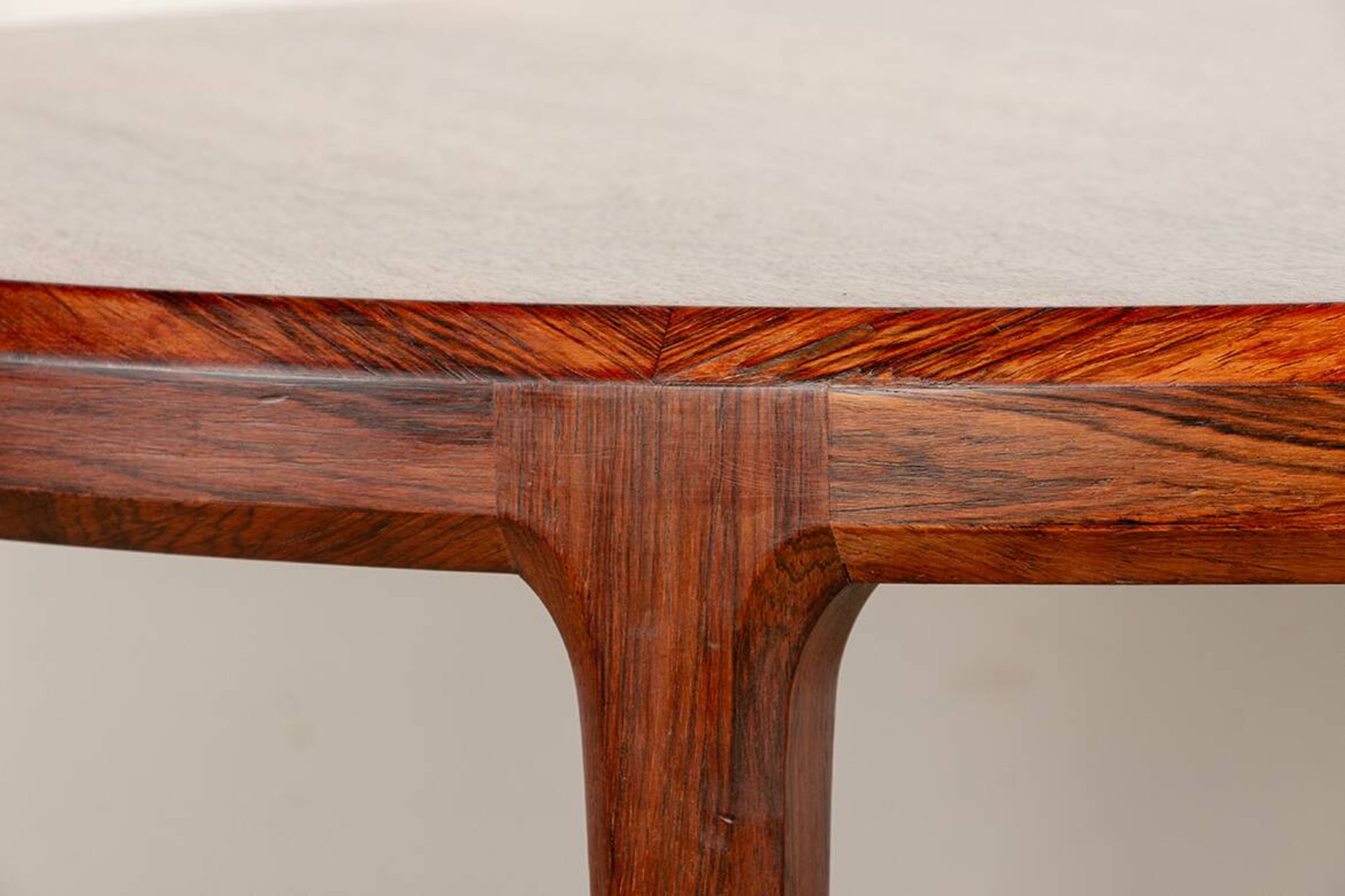 Danish round rosewood coffee table model 283 by Johannes Andersen.