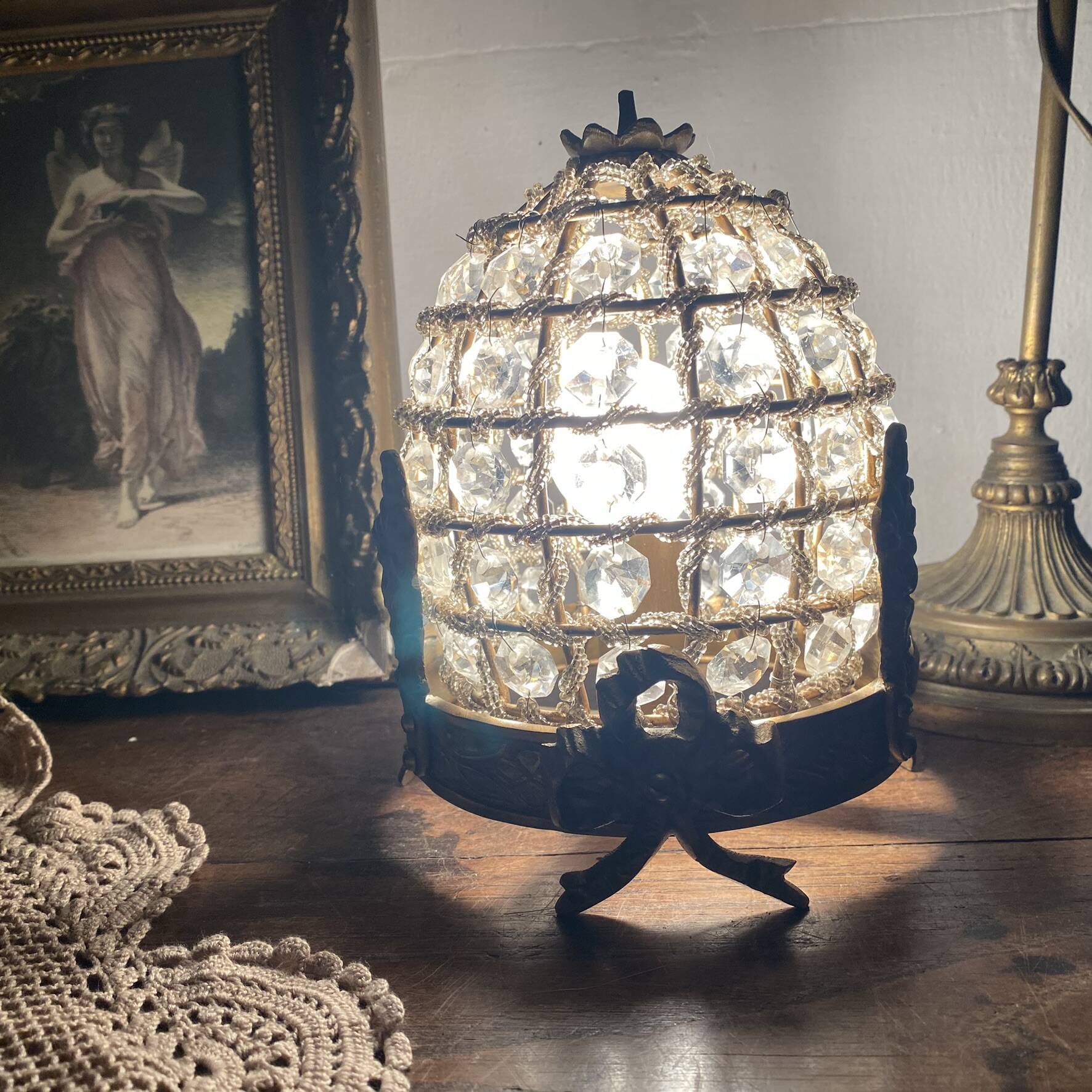 Table lamp in brass, beads and glass pendants