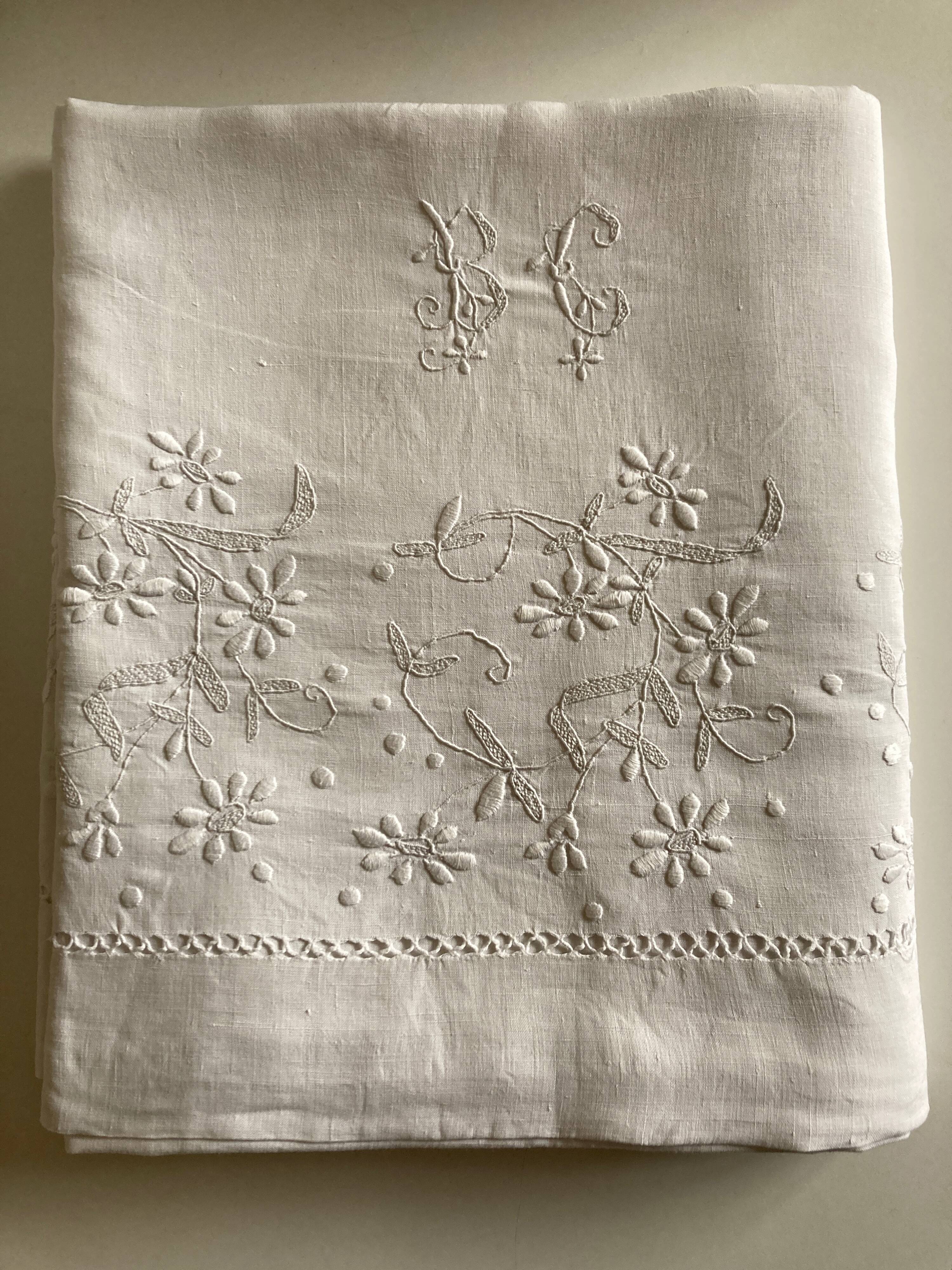Spring cloth in linen canvas embroidered with daisies 1950