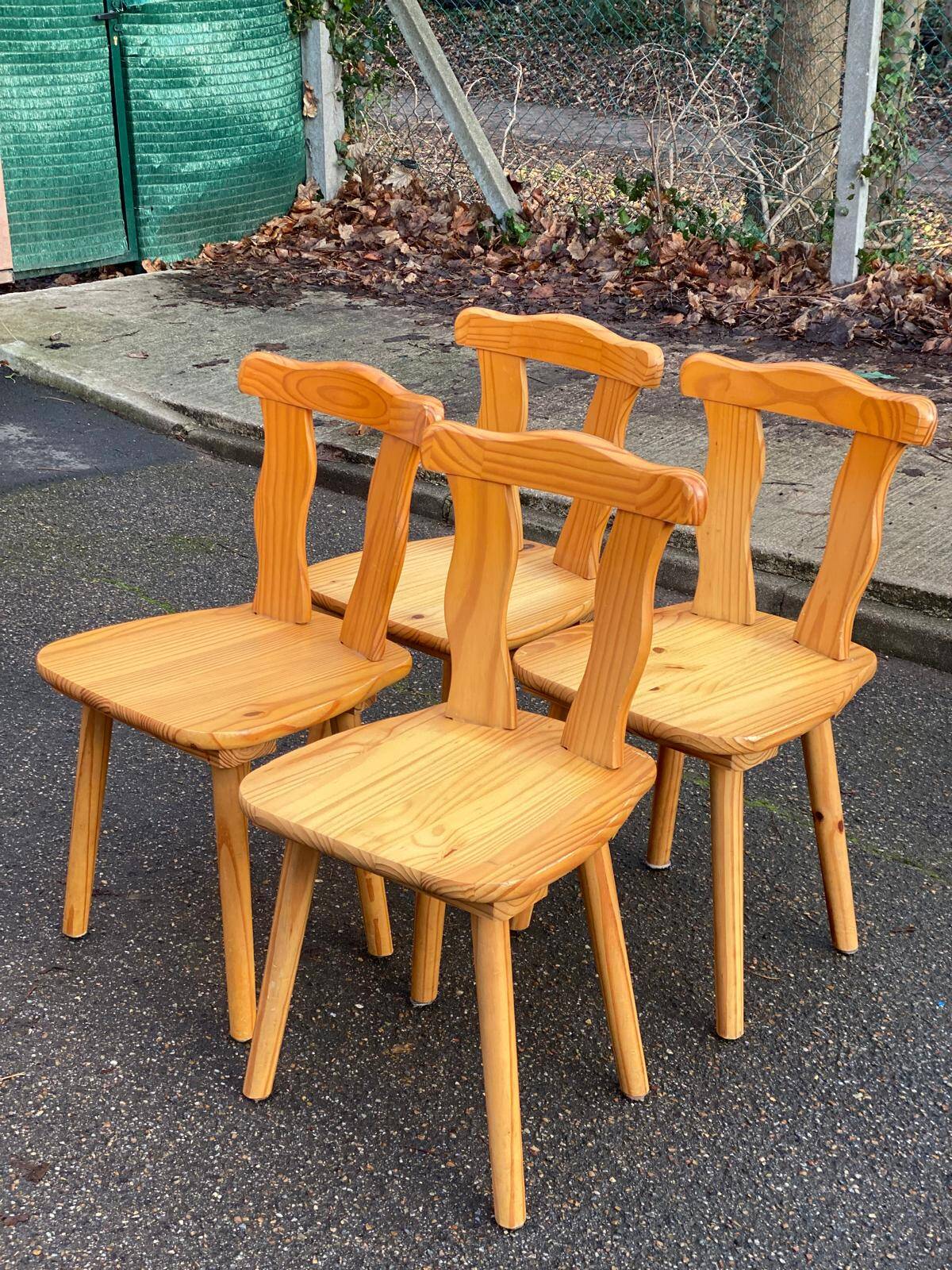 4 rounded Scandinavian dining chairs in solid pine from the 1980s.