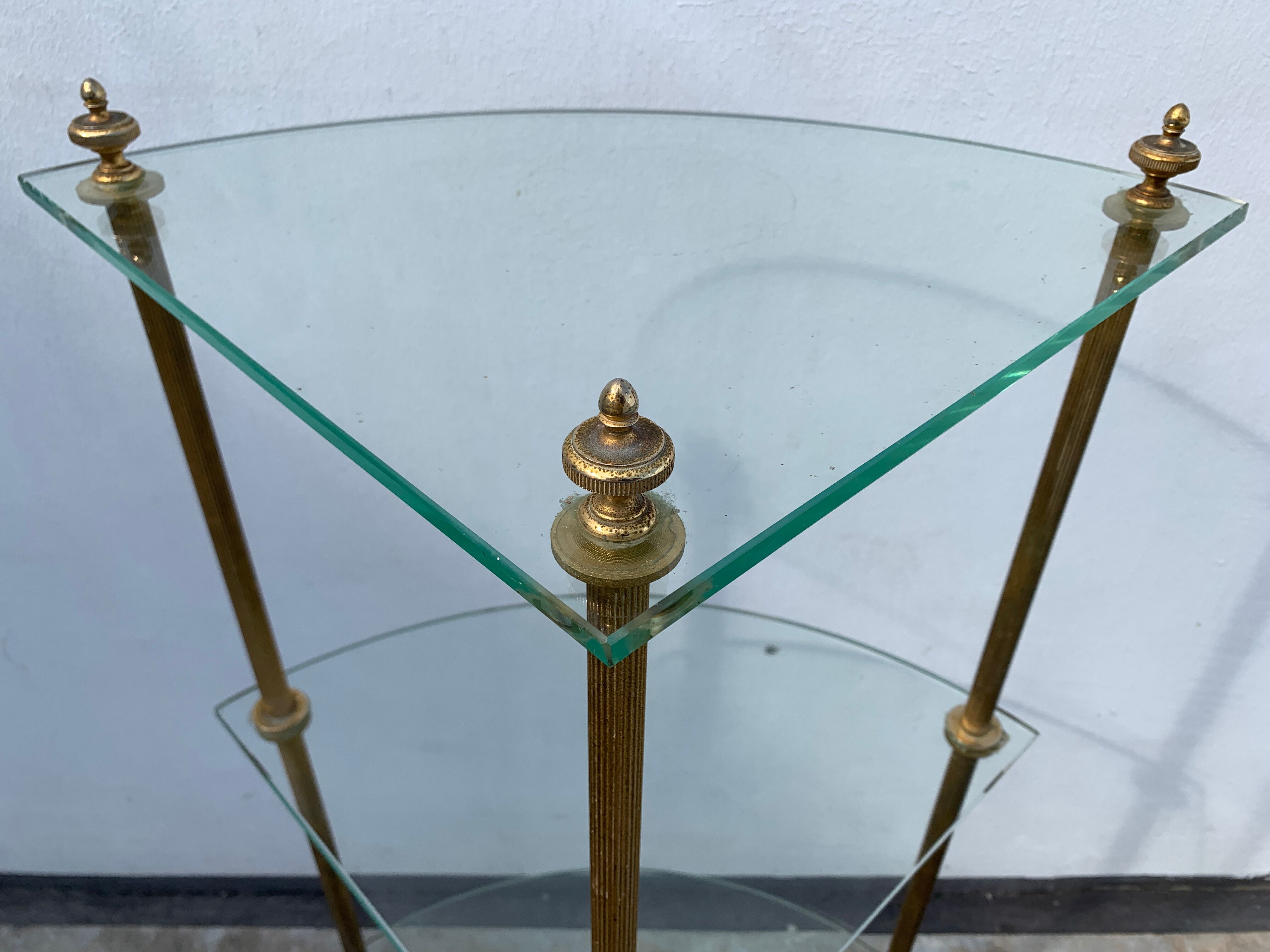 Neoclassical corner or corner seat, 3 levels in white tempered glass