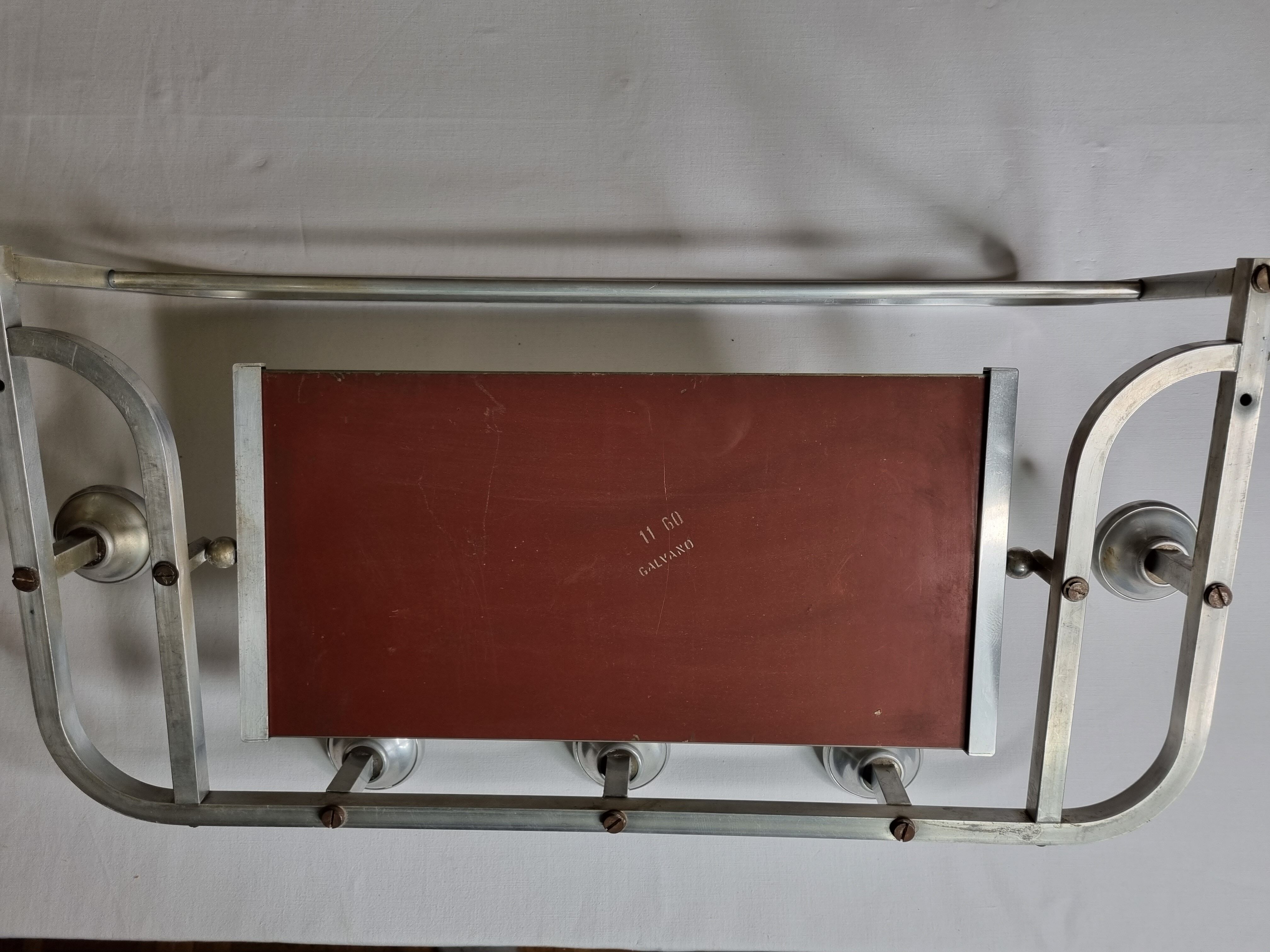 Portemanteau mural en aluminium avec miroir orientable, 5 patères et un porte chapeau, années 50